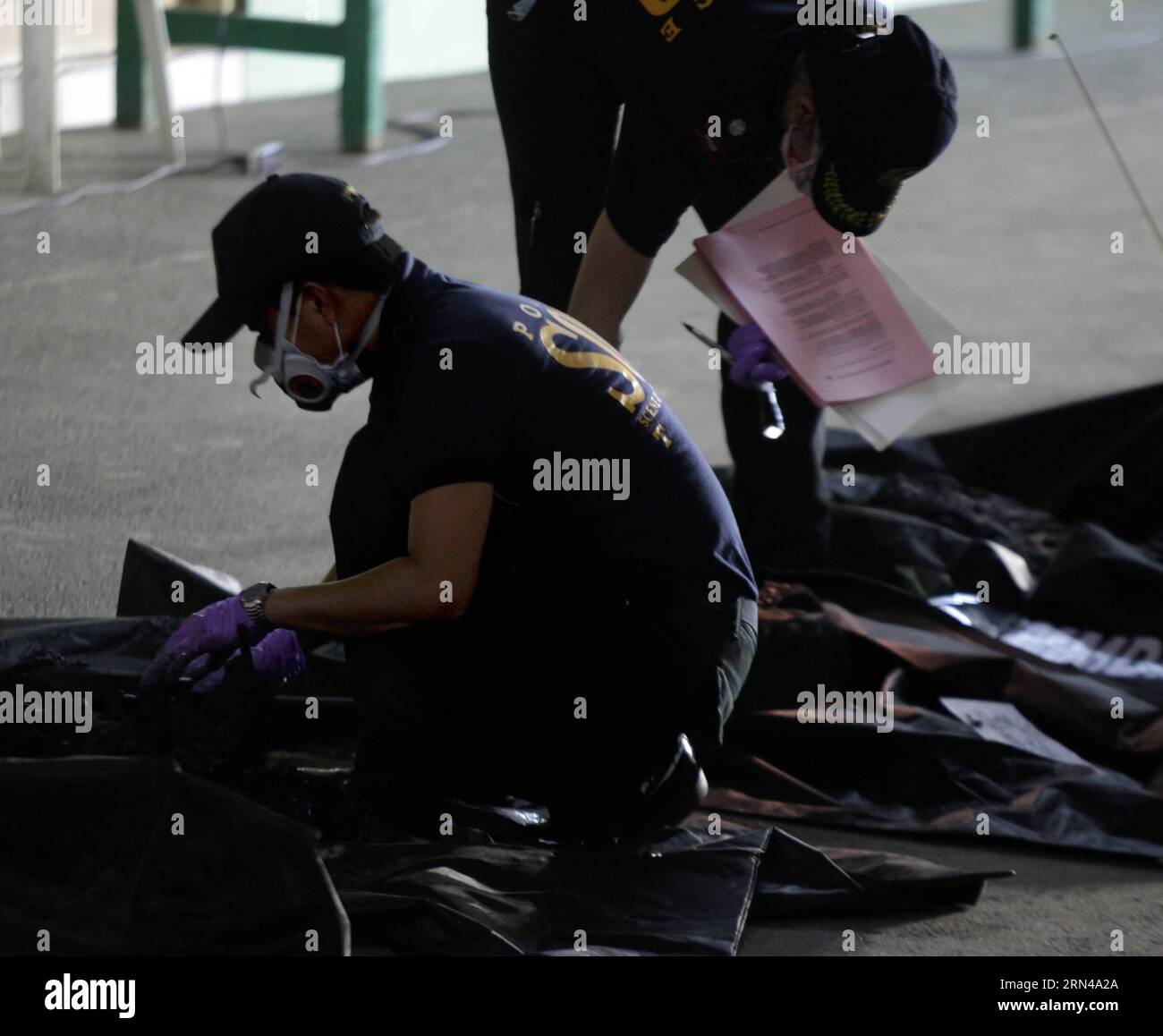 AKTUELLES ZEITGESCHEHEN Brand in Schuhfabrik nahe Manila, Philippinen (150514) -- VALENZUELA CITY, May 14, 2015 -- Members of the Philippine National Police s Scene-of the-Crime Operatives (PNP-SOCO) inspect the bodies of the employees who were killed in a warehouse fire in Valenzuela City, the Philippines, May 14, 2015. Death toll has risen to 72 in a fire that occurred Wednesday noon at a sandals factory in Valenzuela city of Metro Manila, the Philippines, said a senior government official Thursday. ) (zjy) PHILIPPINES-VALENZUELA CITY-FIRE RouellexUmali PUBLICATIONxNOTxINxCHN   News Current Stock Photo