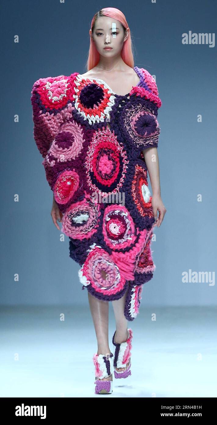 (150515) -- BEIJING, May 15, 2015 -- A model shows a creation of graduates from China Academy of Art during a fashion show in Beijing, capital of China, May 15, 2015. The 2015 China Graduate Fashion Week kicked off on Friday. ) (wyo) CHINA-BEIJING-GRADUATE FASHION SHOW (CN) ChenxJianli PUBLICATIONxNOTxINxCHN   Beijing May 15 2015 a Model Shows a Creation of graduates from China Academy of Art during a Fashion Show in Beijing Capital of China May 15 2015 The 2015 China Graduate Fashion Week kicked off ON Friday wyo China Beijing Graduate Fashion Show CN ChenxJianli PUBLICATIONxNOTxINxCHN Stock Photo
