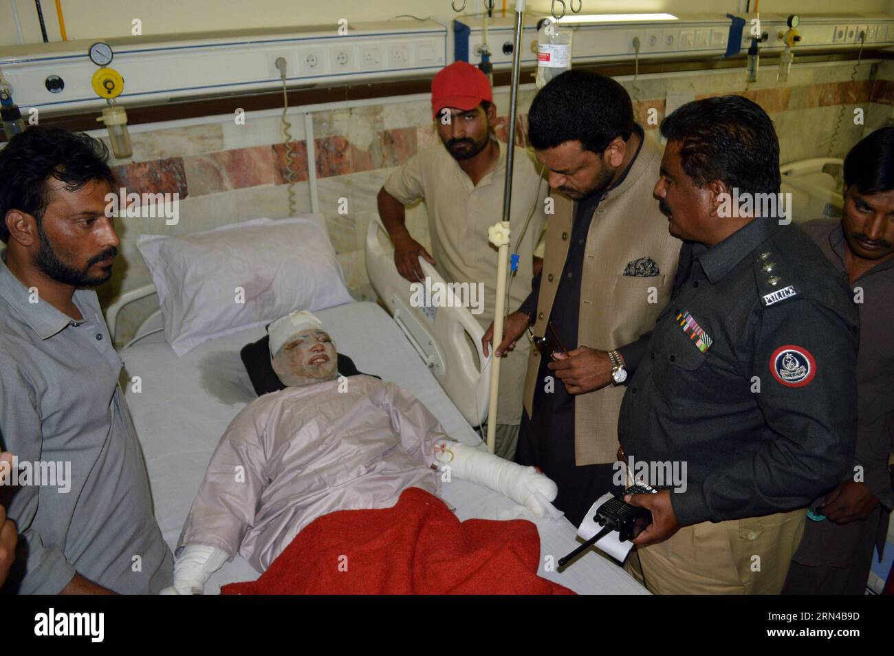 (150515) -- QUETTA, May 15, 2015 -- Police officials record statement of a victim of an acid attack at a hospital in southwest Pakistan s Quetta, May 15, 2015. Two women, including a teenager, sustained severe burn injuries after they were attacked with acid in Quetta, local media reported. ) PAKISTAN-QUETTA-ACID-ATTACK Asad PUBLICATIONxNOTxINxCHN   Quetta May 15 2015 Police Officials Record Statement of a Victim of to Acid Attack AT a Hospital in Southwest Pakistan S Quetta May 15 2015 Two Women including a Teenagers sustained severe Burn injuries After They Were attacked With Acid in Quetta Stock Photo