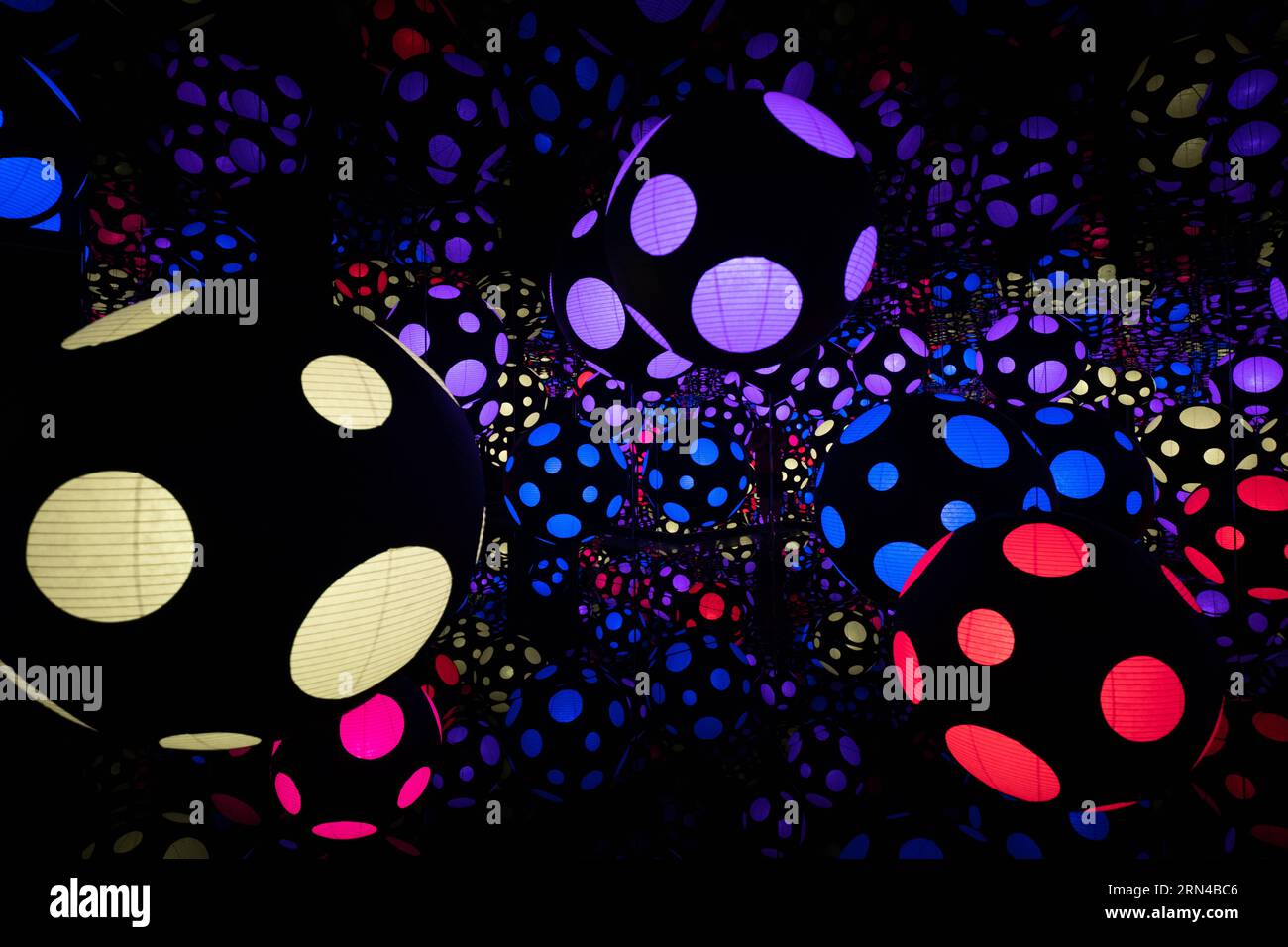 WASHINGTON DC, United States — One of the innovative Infinity Rooms that forms part of the 'One with Eternity' exhibit by Yayoi Kusama at the Smithsonian Hirshhorn Museum. This work by the famed Japanese contemporary artist epitomizes her signature style of melding polka dots, mirrors, and infinite space, highlighting the interconnectedness of life and the cosmos. Stock Photo