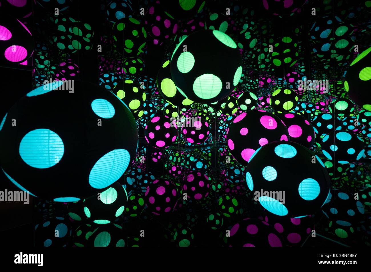 WASHINGTON DC, United States — One of the innovative Infinity Rooms that forms part of the 'One with Eternity' exhibit by Yayoi Kusama at the Smithsonian Hirshhorn Museum. This work by the famed Japanese contemporary artist epitomizes her signature style of melding polka dots, mirrors, and infinite space, highlighting the interconnectedness of life and the cosmos. Stock Photo
