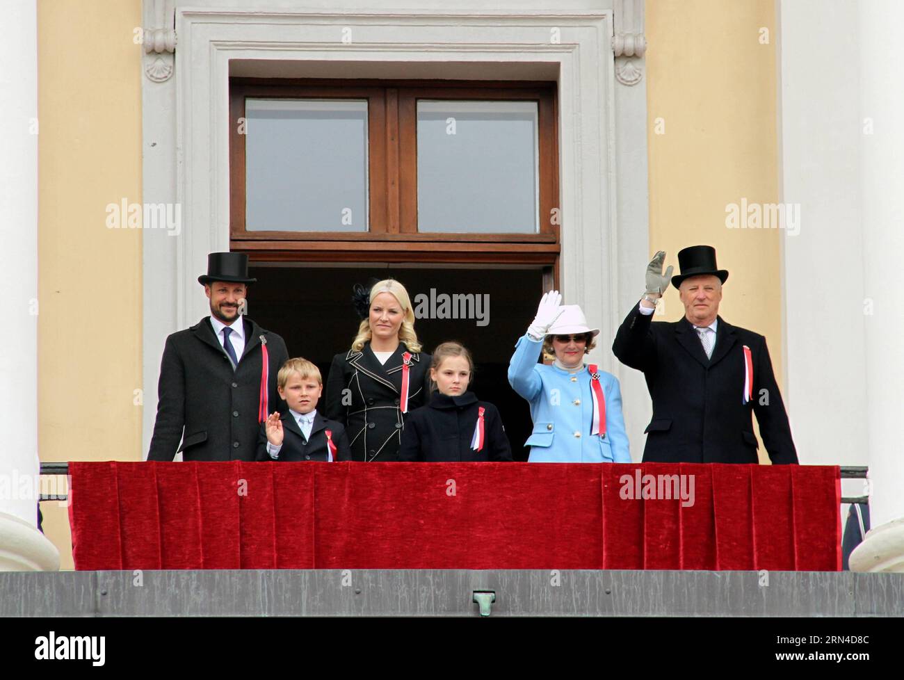 (150517) -- OSLO, May 17, 2015 -- King Harald V., Queen Sonja, Prince Haakon, Princess Mette-Marit, Ingrid-Alexandra und Sverre Magnus - Norway s royal family watch a parade marking the country s Independence Day in Oslo, Norway, May 17, 2015. ) NORWAY-OSLO-INDEPENDENCE DAY LiangxYouchang PUBLICATIONxNOTxINxCHN   150517 Oslo May 17 2015 King Harald V Queen Sonja Prince Haakon Princess Mette Marit Ingrid Alexandra and Sverre Magnus Norway S Royal Family Watch a Parade marking The Country S Independence Day in Oslo Norway May 17 2015 Norway Oslo Independence Day LiangxYouchang PUBLICATIONxNOTxIN Stock Photo