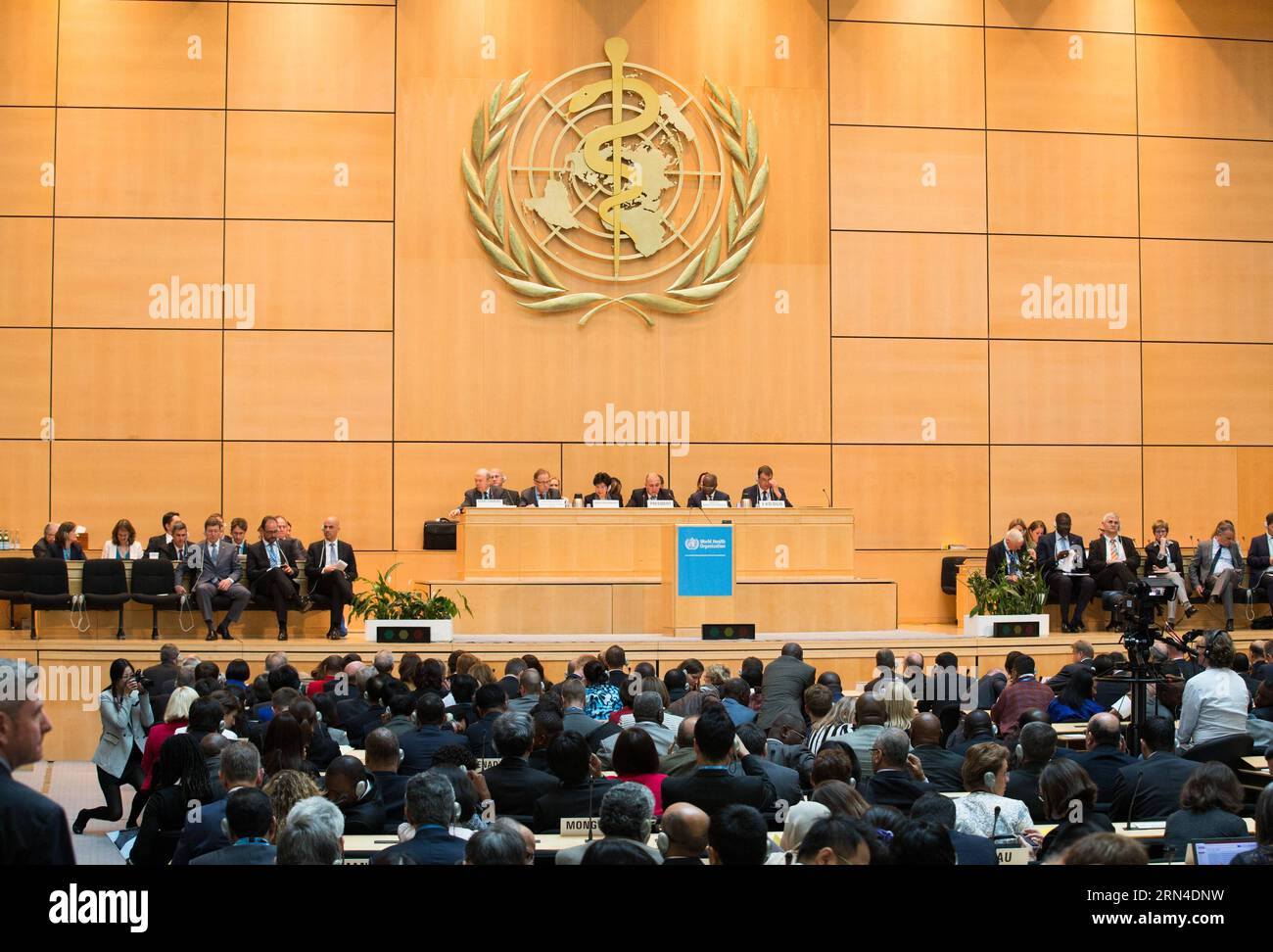 POLITIK WHO-Jahresversammlung in Genf (150518) -- GENEVA, May 18, 2015 -- Photo taken on May 18, 2015 shows a view of the 68th session of the World Health Assembly (WHA) in Geneva, Switzerland. The 68th session of the WHA on Monday kicked off here, over 3,000 delegates from 194 member states would focus on the discussion of Ebola outbreaks and the post-2015 health agenda. ) SWITZERLAND-GENEVA-WHA-68TH SESSION XuxJinquan PUBLICATIONxNOTxINxCHN   politics Who Annual Meeting in Geneva  Geneva May 18 2015 Photo Taken ON May 18 2015 Shows a View of The 68th Session of The World Health Assembly Wha Stock Photo