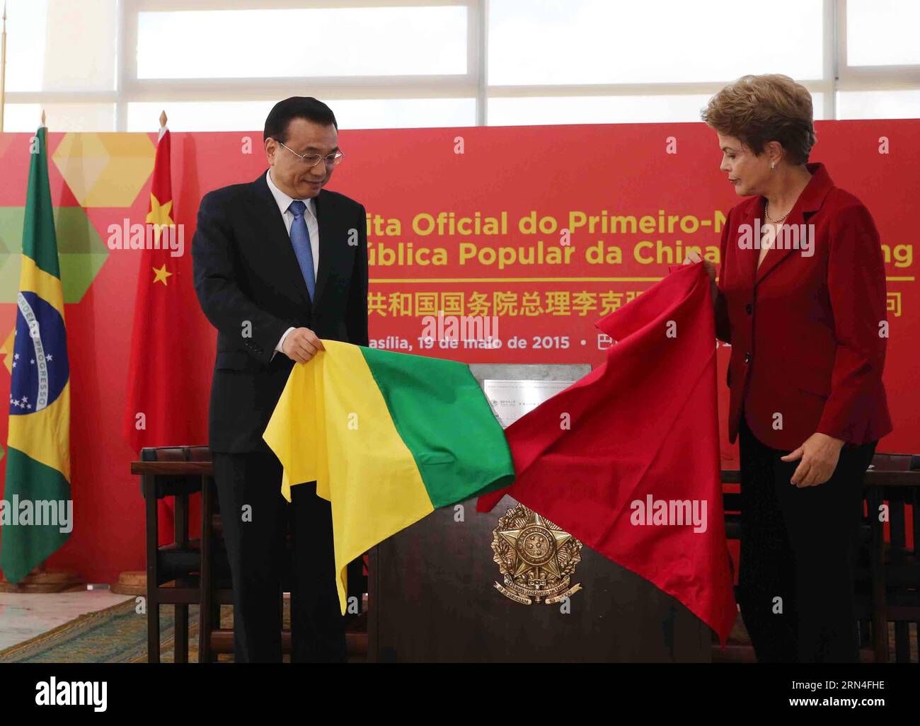 (150519) -- BRASILIA, May 19, 2015 -- Chinese Premier Li Keqiang (L) and Brazilian President Dilma Rousseff attend a video ground-breaking ceremony for the ultra-high voltage electricity transmission project at the Belo Monte hydroelectric dam, in Brasilia, capital of Brazil, May 19, 2015. In February 2014, China s State Grid won the bid to build power lines to the huge Belo Monte dam on the Xingu River in the state of Para, north Brazil. ) (wf) BRAZIL-BRASILIA-CHINESE PREMIER-BRAZILIAN PRESIDENT-POWER PROJECT LiuxWeibing PUBLICATIONxNOTxINxCHN   150519 Brasilia May 19 2015 Chinese Premier lef Stock Photo