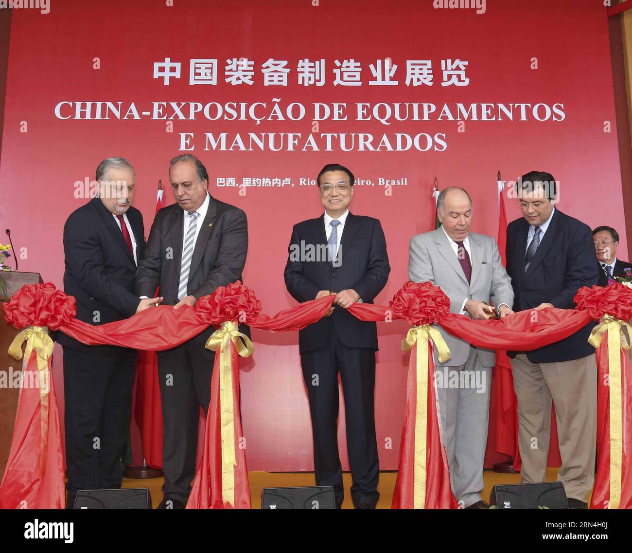 (150520) -- RIO DE JANEIRO, May 20, 2015 -- Chinese Premier Li Keqiang (C), Brazilian Foreign Minister Mauro Vieira (2nd R) and Rio de Janeiro Governor Luiz Fernando Pezao (2nd L) cut ribbon for a Chinese equipment manufacturing exhibition in Rio De Janeiro, Brazil, May 20, 2015. Li on Wednesday visited the exhibition which features heavy machinery, high-speed railway, nuclear power generation, carrier rockets and new energy cars in Rio De Janeiro. ) (wf) BRAZIL-RIO DE JANEIRO-CHINESE PREMIER-VISIT DingxLin PUBLICATIONxNOTxINxCHN   150520 Rio de Janeiro May 20 2015 Chinese Premier left Keqiang Stock Photo