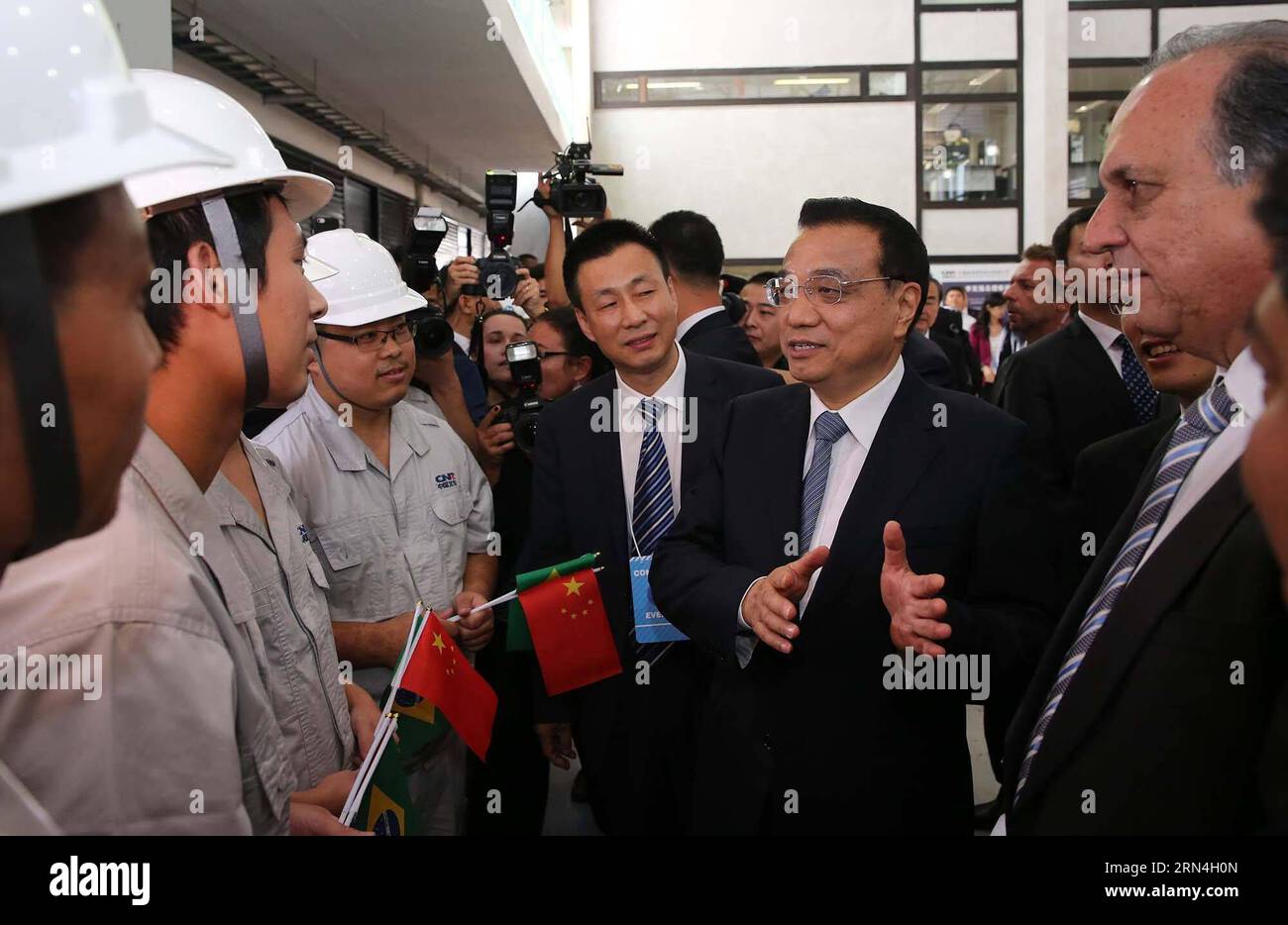 (150520) -- RIO DE JANEIRO, May 20, 2015 -- Chinese Premier Li Keqiang talks with workers in Rio De Janeiro, Brazil, May 20, 2015. Li took a ride on a Chinese-made subway train for the Olympic special line in Rio De Janeiro on Wednesday. ) (wyo) BRAZIL-RIO DE JANEIRO-CHINESE PREMIER-VISIT LiuxWeibing PUBLICATIONxNOTxINxCHN   150520 Rio de Janeiro May 20 2015 Chinese Premier left Keqiang Talks With Workers in Rio de Janeiro Brazil May 20 2015 left took a Ride ON a Chinese Made Subway Train for The Olympic Special Line in Rio de Janeiro ON Wednesday wyo Brazil Rio de Janeiro Chinese Premier Visi Stock Photo
