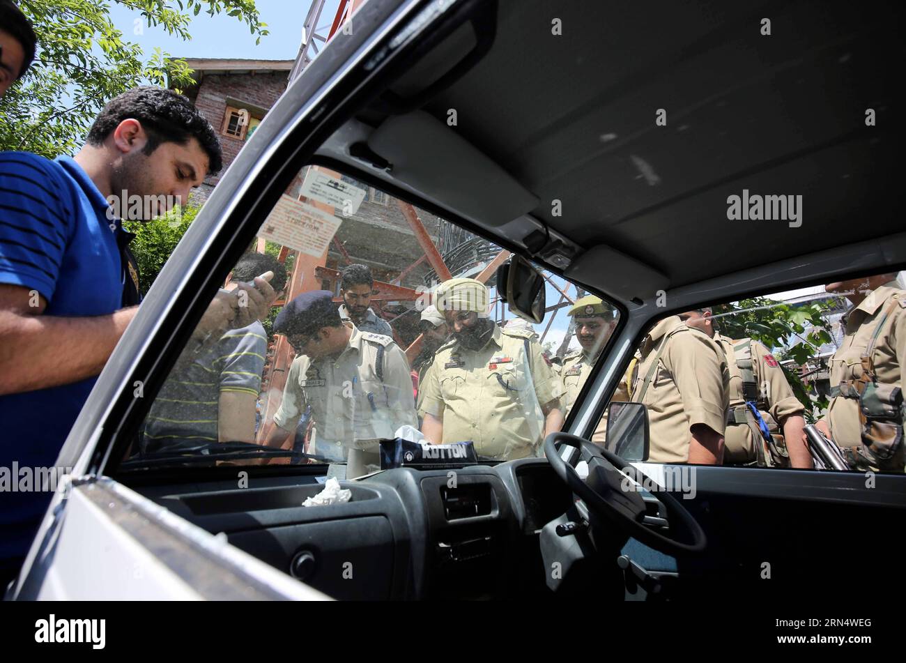 (150601) -- SRINAGAR, June 1, 2015 -- Indian police officers inspect a vehicle damaged in a grenade attack in Habba Kadal locality of Srinagar, summer capital of Indian-controlled Kashmir, June 1, 2015. One person was wounded Monday after unidentified gunmen threw a grenade on a mobile phone tower in Indian-controlled Kashmir, police said. ) KASHMIR-SRINAGAR-GRENADE ATTACK JavedxDar PUBLICATIONxNOTxINxCHN   150601 Srinagar June 1 2015 Indian Police Officers inspect a Vehicle damaged in a Grenade Attack in  Kadal locality of Srinagar Summer Capital of Indian Controlled Kashmir June 1 2015 One P Stock Photo