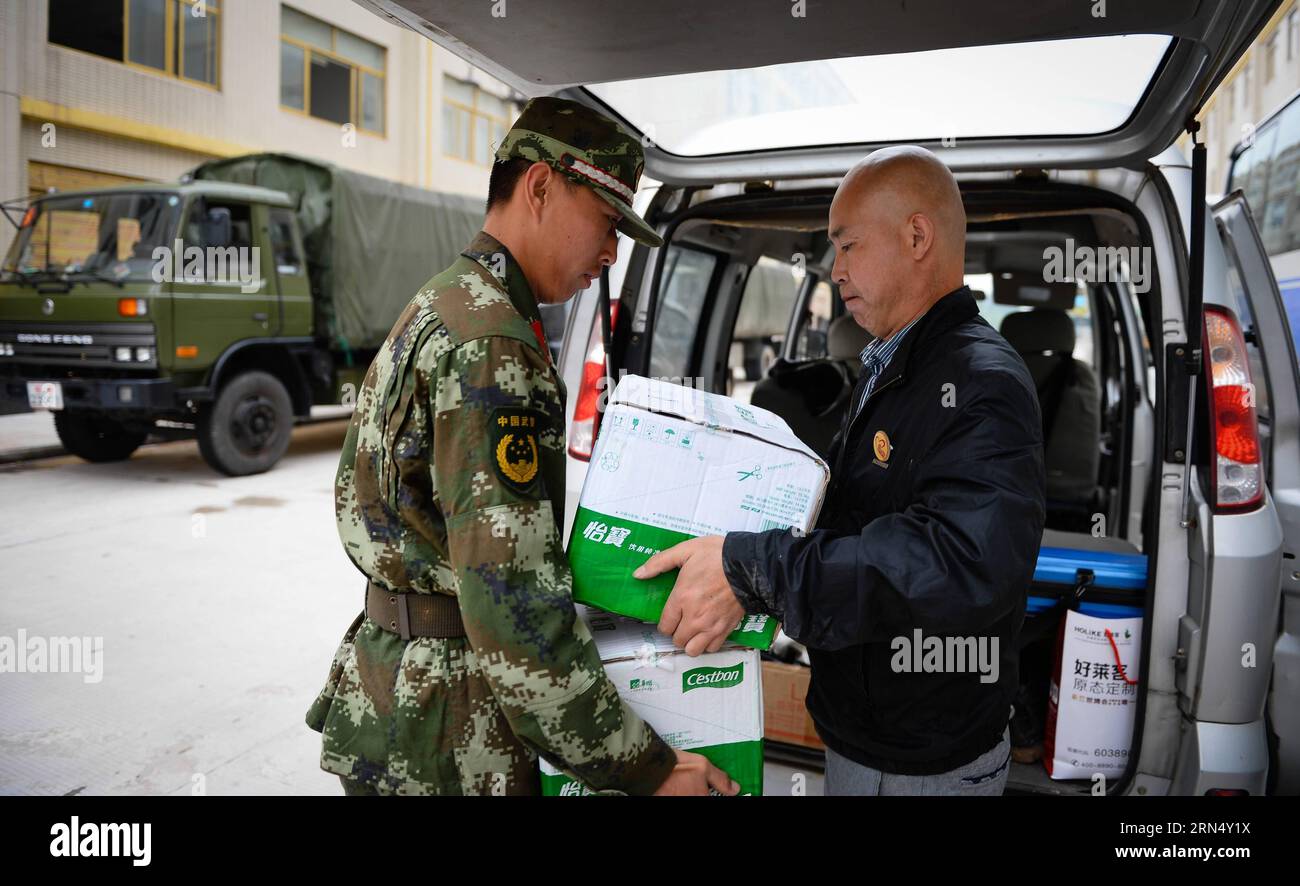 (150604) -- JIANLI, June 4, 2015 -- Resident Xiao Jianmin (R) transports goods to a rescue base in Jianli, central China s Hubei Province, June 4, 2015. Xiao, 45, is the owner of an optical shop in Jianli. He volunteered to join in the rescue effort by offering rescuers and relatives of victims 400 boxes of bottled water and 60 boxes of instant noodles for free. A cruise ship carrying more than 450 people on Monday sank in the Jianli section of the Yangtze River. ) (wyo) CHINA-HUBEI-JIANLI-SHIP SINKING-RESCUE (CN) LixXiang PUBLICATIONxNOTxINxCHN   Jianli June 4 2015 Resident Xiao Jianmin r Tra Stock Photo