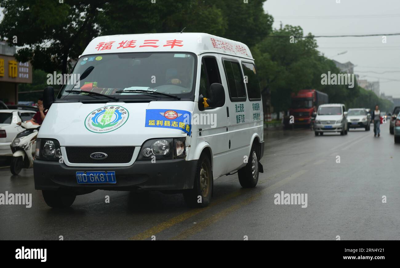 (150604) -- JIANLI, June 4, 2015 -- A car drives on a street with yellow ribbons tied to the rearview mirrors in Jianli, central China s Hubei Province, June 4, 2015. A cruise ship carrying more than 450 people on Monday sank in the Jianli section of the Yangtze River. Many local drivers are joining the rescue effort by offering free rides for rescuers and relatives of victims with the sign of yellow ribbons. ) (wf) CHINA-HUBEI-SHIP SINKING-RESCUE (CN) HaoxTongqian PUBLICATIONxNOTxINxCHN   Jianli June 4 2015 a Car Drives ON a Street With Yellow ribbons Tied to The rearview mirrors in Jianli Ce Stock Photo