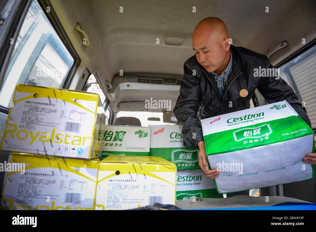 (150604) -- JIANLI, June 4, 2015 -- Resident Xiao Jianmin transports goods to a rescue base in Jianli, central China s Hubei Province, June 4, 2015. Xiao, 45, is the owner of an optical shop in Jianli. He volunteered to join in the rescue effort by offering rescuers and relatives of victims 400 boxes of bottled water and 60 boxes of instant noodles for free. A cruise ship carrying more than 450 people on Monday sank in the Jianli section of the Yangtze River. ) (wyo) CHINA-HUBEI-JIANLI-SHIP SINKING-RESCUE (CN) LixXiang PUBLICATIONxNOTxINxCHN   Jianli June 4 2015 Resident Xiao Jianmin Transport Stock Photo