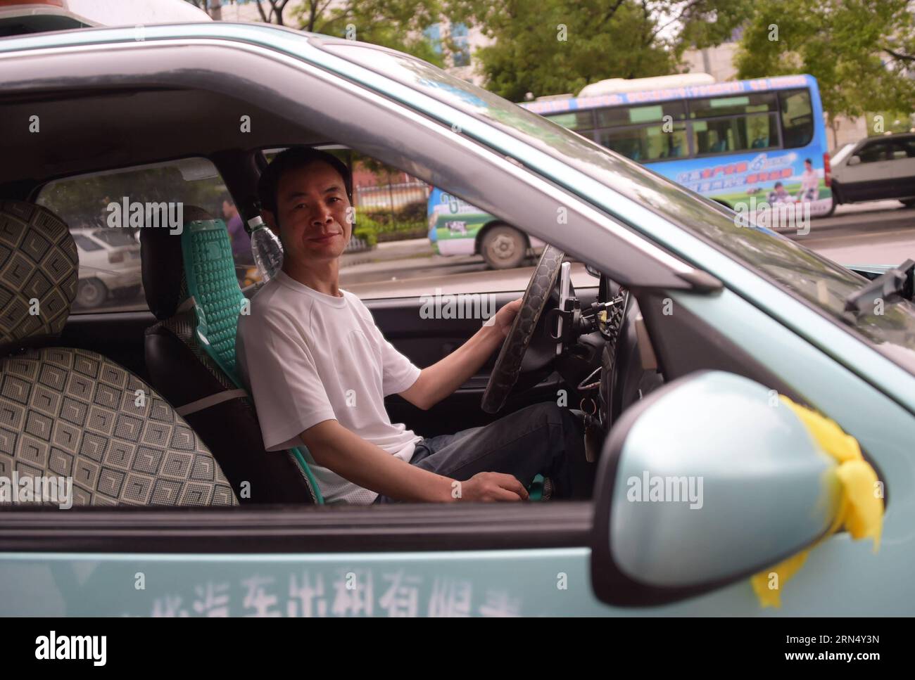 (150604) -- WUHAN, June 4, 2015 -- A taxi drives on a street with yellow ribbons tied to the rearview mirrors in Jianli, central China s Hubei Province, June 4, 2015. A cruise ship carrying more than 450 people on Monday sank in the Jianli section of the Yangtze River. Many local drivers are joining the rescue effort by offering free rides for rescuers and relatives of victims with the sign of yellow ribbons. ) (wf) CHINA-HUBEI-SHIP SINKING-RESCUE (CN) ChengxMin PUBLICATIONxNOTxINxCHN   Wuhan June 4 2015 a Taxi Drives ON a Street With Yellow ribbons Tied to The rearview mirrors in Jianli Centr Stock Photo