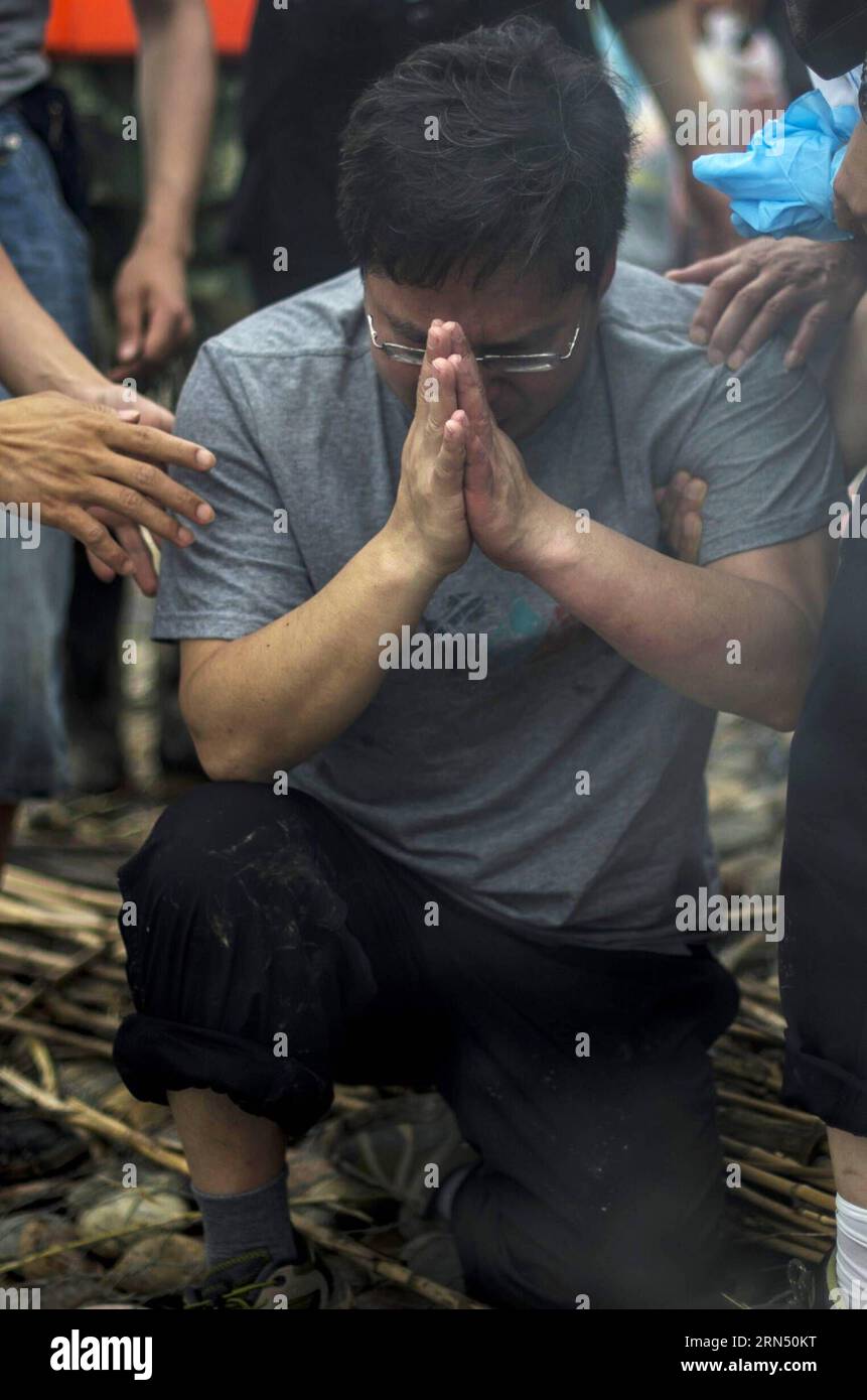 (150607) -- JIANLI, June 7, 2015 -- A relative of the victims of the capsized ship Eastern Star mourns at the bank of the Jianli section of the Yangtze River, central China s Hubei Province, June 7, 2015. Hundreds of people gathered in the drizzle to mourn the victims of the Eastern Star disaster here on Sunday, the seventh day since the ship capsized with the loss of more than 430. According to Chinese tradition, the seventh day is a key occasion to mourn the passing of the dead. ) (zkr) CHINA-JIANLI-CAPSIZED SHIP-MOURNING(CN) XiaoxYijiu PUBLICATIONxNOTxINxCHN   Jianli June 7 2015 a relative Stock Photo