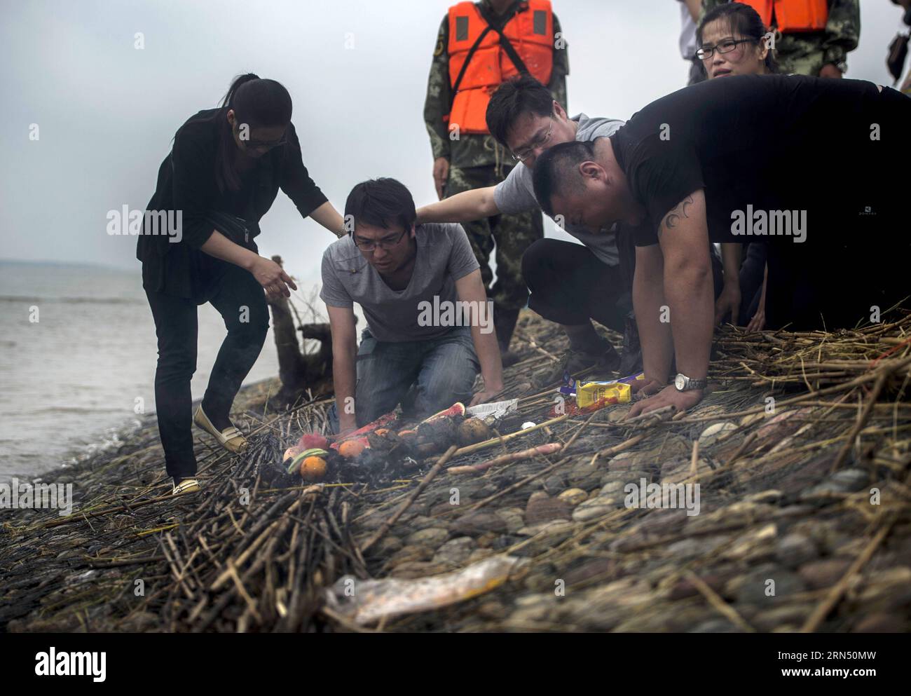(150607) -- JIANLI, June 7, 2015 -- Relatives of the victims of the capsized ship Eastern Star mourn at the bank of the Jianli section of the Yangtze River, central China s Hubei Province, June 7, 2015. Hundreds of people gathered in the drizzle to mourn the victims of the Eastern Star disaster here on Sunday, the seventh day since the ship capsized with the loss of more than 430. According to Chinese tradition, the seventh day is a key occasion to mourn the passing of the dead. ) (zkr) CHINA-JIANLI-CAPSIZED SHIP-MOURNING(CN) XiaoxYijiu PUBLICATIONxNOTxINxCHN   Jianli June 7 2015 Relatives of Stock Photo