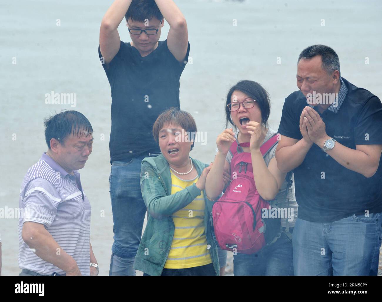 (150607) -- JIANLI, June 7, 2015 -- Relatives of the victims of the capsized ship Eastern Star mourn at the bank of the Jianli section of the Yangtze River, central China s Hubei Province, June 7, 2015. Hundreds of people gathered in the drizzle to mourn the victims of the Eastern Star disaster here on Sunday, the seventh day since the ship capsized with the loss of more than 430. According to Chinese tradition, the seventh day is a key occasion to mourn the passing of the dead. ) (zkr) CHINA-JIANLI-CAPSIZED SHIP-MOURNING(CN) YuxGuoqing PUBLICATIONxNOTxINxCHN   Jianli June 7 2015 Relatives of Stock Photo