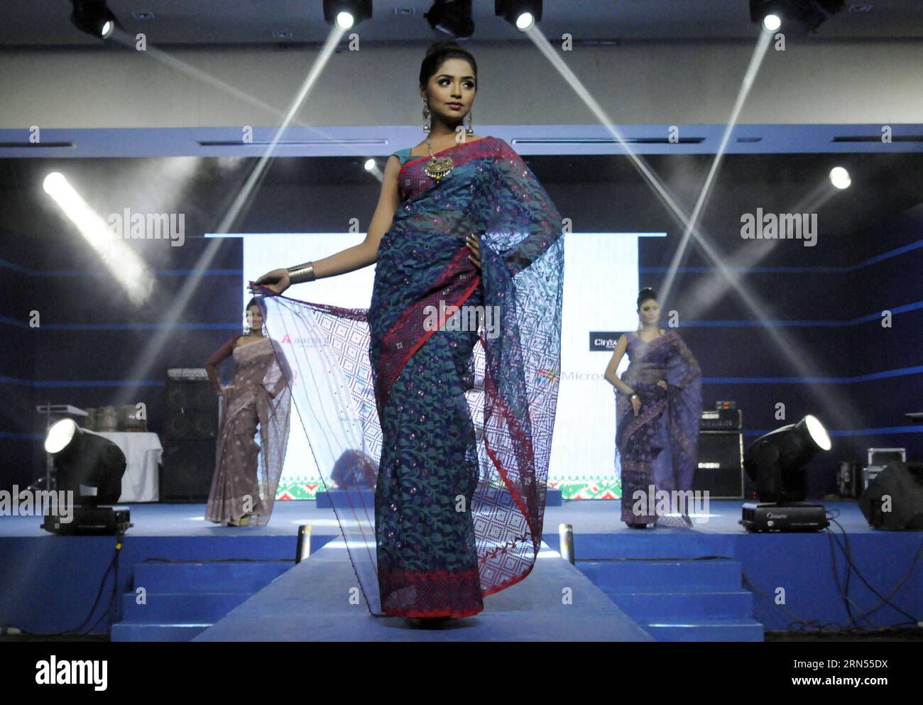 (150614) -- DHAKA, June 13, 2015 -- A model shows a Bangladeshi traditional Jamdani Saree in Dhaka, Bangladesh, June 13, 2015. ) BANGLADESH-DHAKA-FASHION SHOW SharifulxIslam PUBLICATIONxNOTxINxCHN   Dhaka June 13 2015 a Model Shows a Bangladeshi Traditional jamdani saree in Dhaka Bangladesh June 13 2015 Bangladesh Dhaka Fashion Show SharifulxIslam PUBLICATIONxNOTxINxCHN Stock Photo