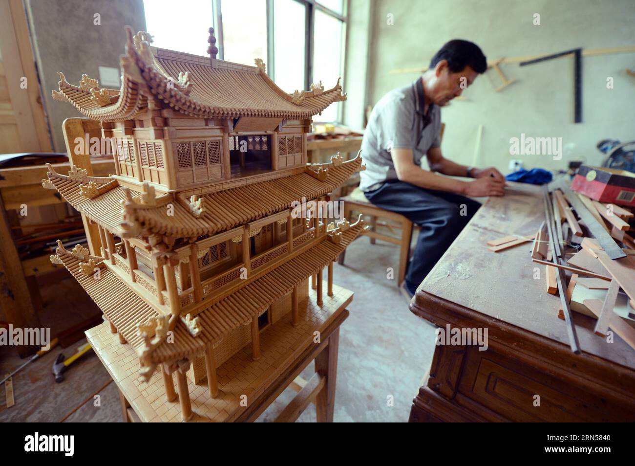 (150617) -- LANZHOU, June 17, 2015 -- Ding Wuming draws architectural ...