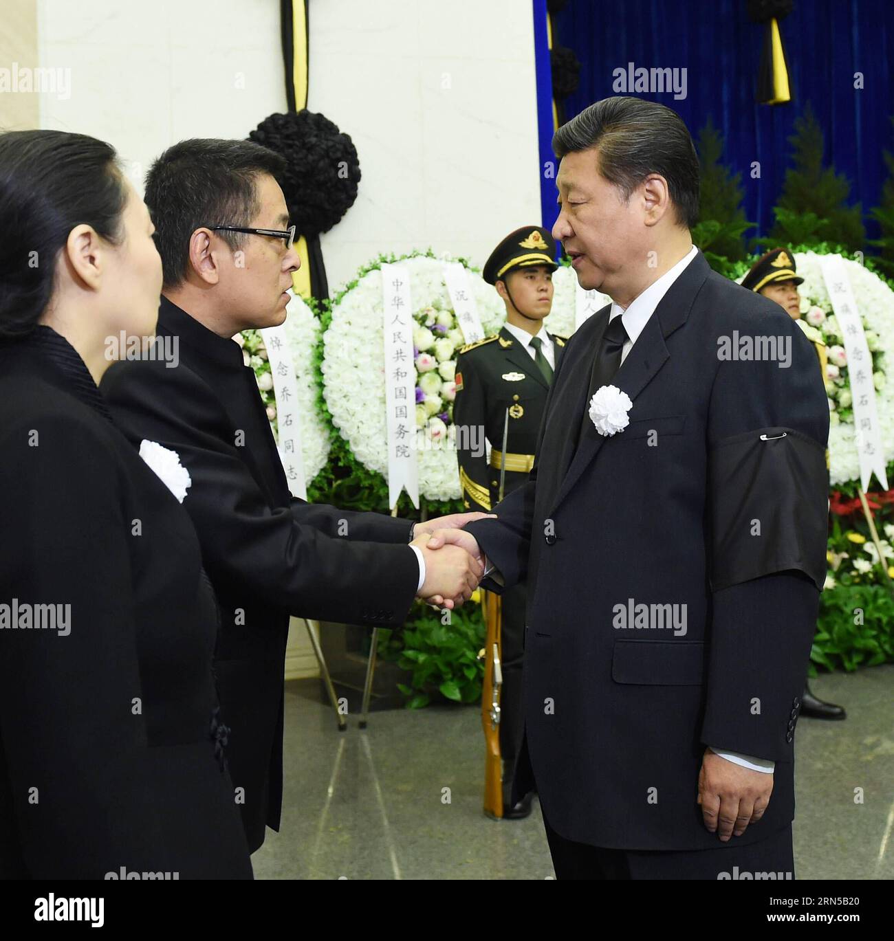 (150619) -- BEIJING, June 19, 2015 -- Chinese President Xi Jinping (R) shakes hands with a family member of Qiao Shi, former chairman of the National People s Congress (NPC) Standing Committee, while attending Qiao s funeral in Beijing, capital of China, June 19, 2015. Qiao Shi was cremated Friday. ) (yxb) CHINA-BEIJING-QIAO SHI-CREMATION (CN) RaoxAimin PUBLICATIONxNOTxINxCHN   150619 Beijing June 19 2015 Chinese President Xi Jinping r Shakes Hands With a Family member of Qiao Shi Former Chairman of The National Celebrities S Congress NPC thing Committee while attending Qiao S Funeral in Beiji Stock Photo