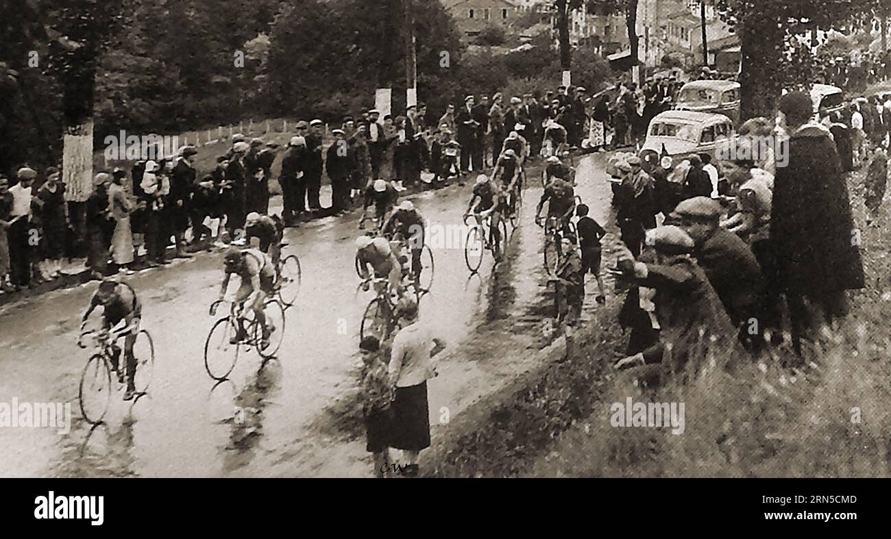 A cycle race in France 1939 - Une course cycliste en France 1939 Stock Photo