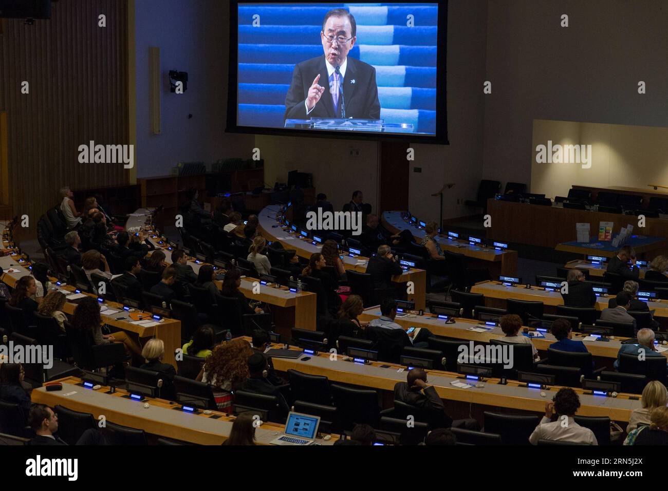 Photo taken on June 26, 2015, shows people watch live stream of UN Secretary General Ban Ki-moon speaks in San Francisco during a special event is held to mark the 70th anniversary of the signing of the United Nations Charter at the United Nations headquarters in New York, United States. UN Secretary-General Ban Ki-moon was in San Francisco on Friday for an event to commemorate the 70th anniversary of the signing of the Charter of the United Nations, displaying once again the international community s renewed commitment to the cornerstone document which has guided international relations over Stock Photo
