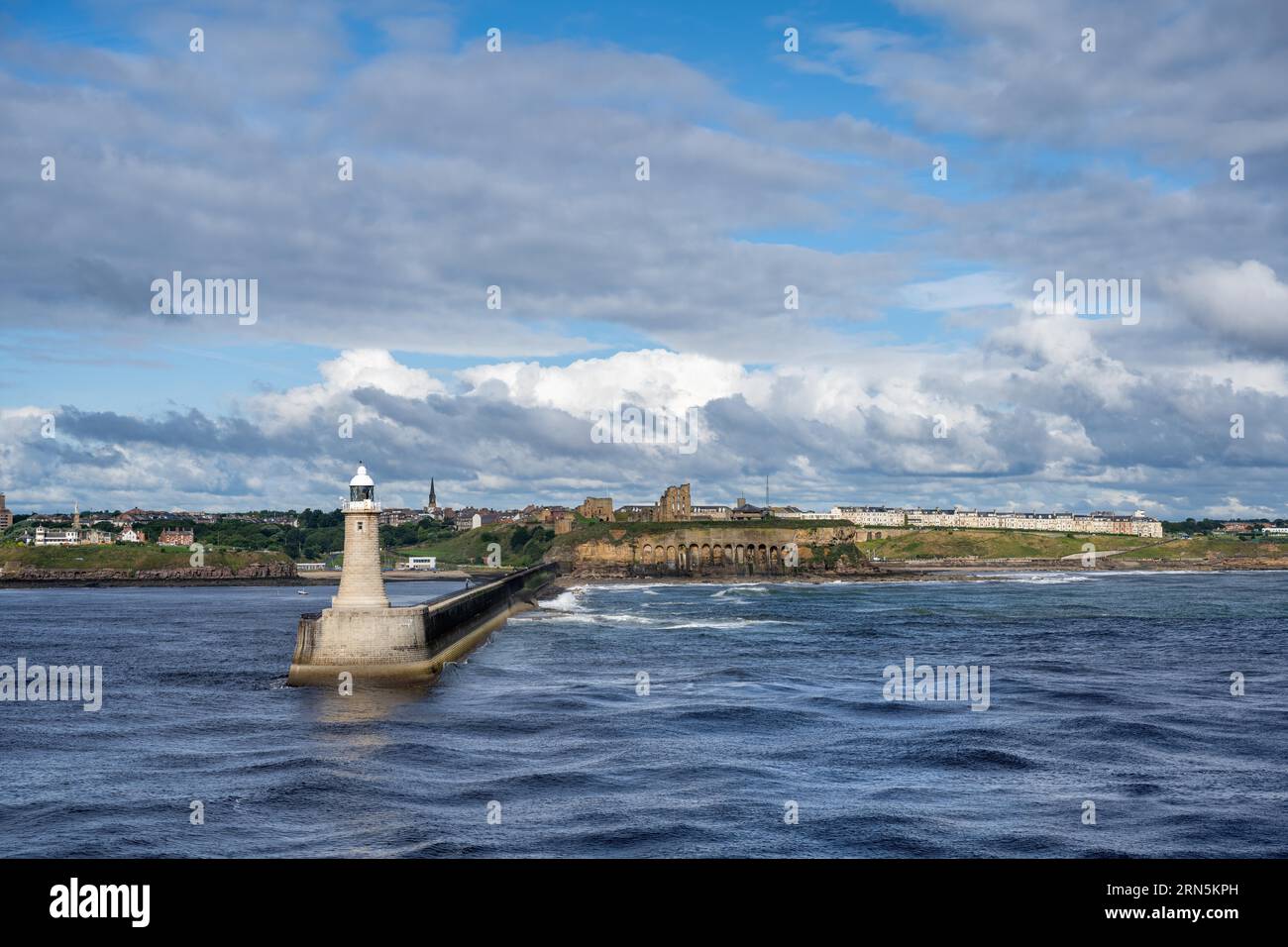 Tynemouth Lighthouse with the ruins of Tynemouth Priory and Castle behind, North Shields, Newcastle upon Tyne, Northumberland, England, United Kingdom Stock Photo