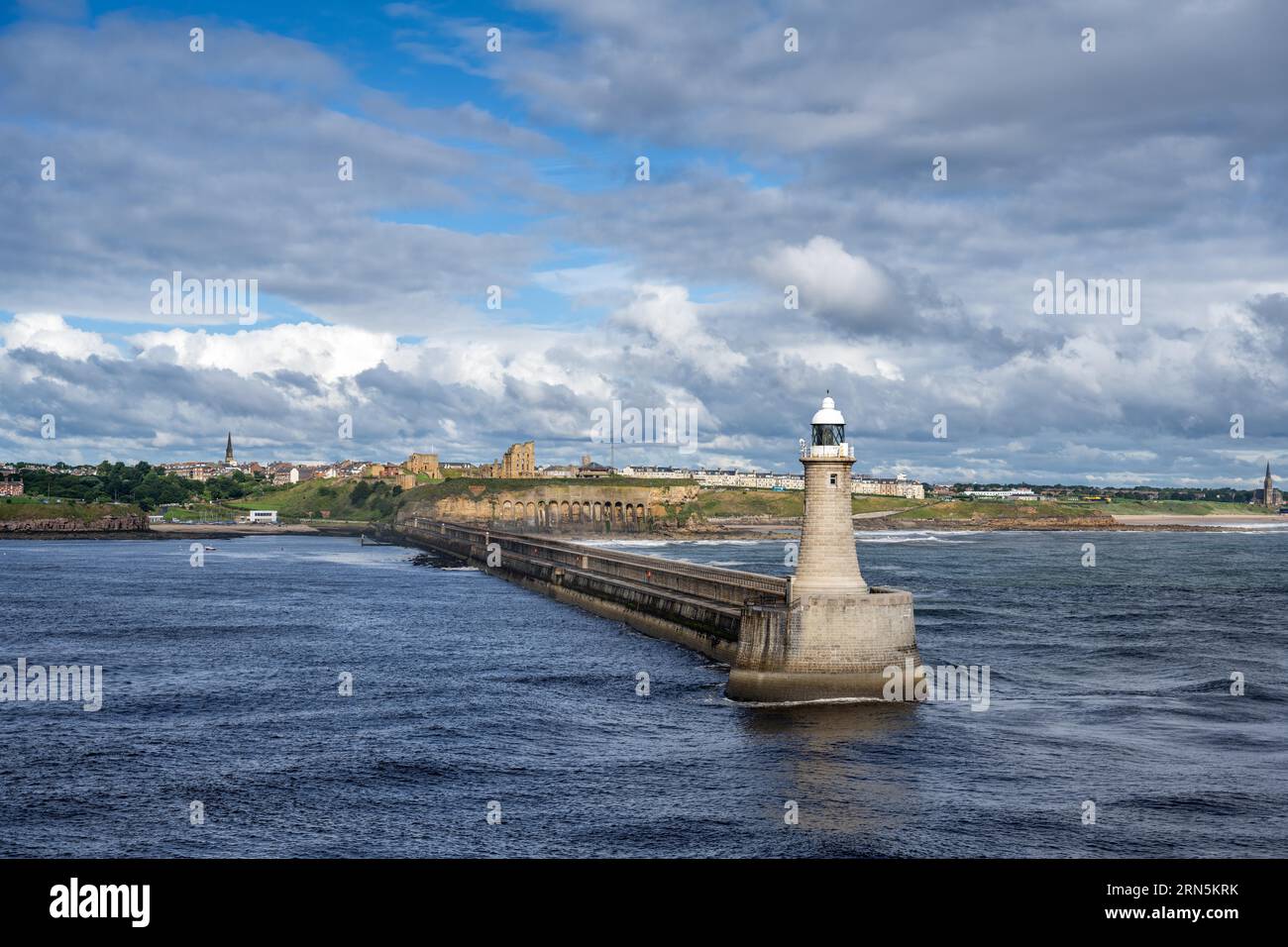 Tynemouth Lighthouse with the ruins of Tynemouth Priory and Castle behind, North Shields, Newcastle upon Tyne, Northumberland, England, United Kingdom Stock Photo