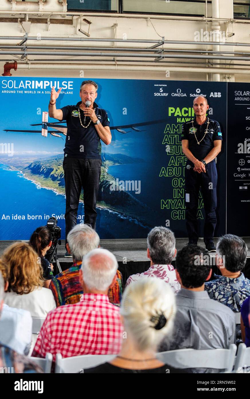 Solar Impulse 2 pilots Andre Borschberg (L) and Bertrand Piccard hold a press conference in Honolulu, the United States, on July 3, 2015. Solar Impulse 2, the first solar-powered aircraft aimed at flying around the world, landed at Kalaeloa Airport in Honolulu at 5:51 a.m. local time (1551 GMT) on Friday after 118-hour non-stop flight over the Pacific. ) U.S.-HAWAII-HONOLULU-SOLAR IMPULSE 2-PRESS CONFERENCE ZhangxChaoqun PUBLICATIONxNOTxINxCHN   Solar Impulses 2 Pilots André Borschberg l and Bertrand Piccard Hold a Press Conference in Honolulu The United States ON July 3 2015 Solar Impulses 2 Stock Photo