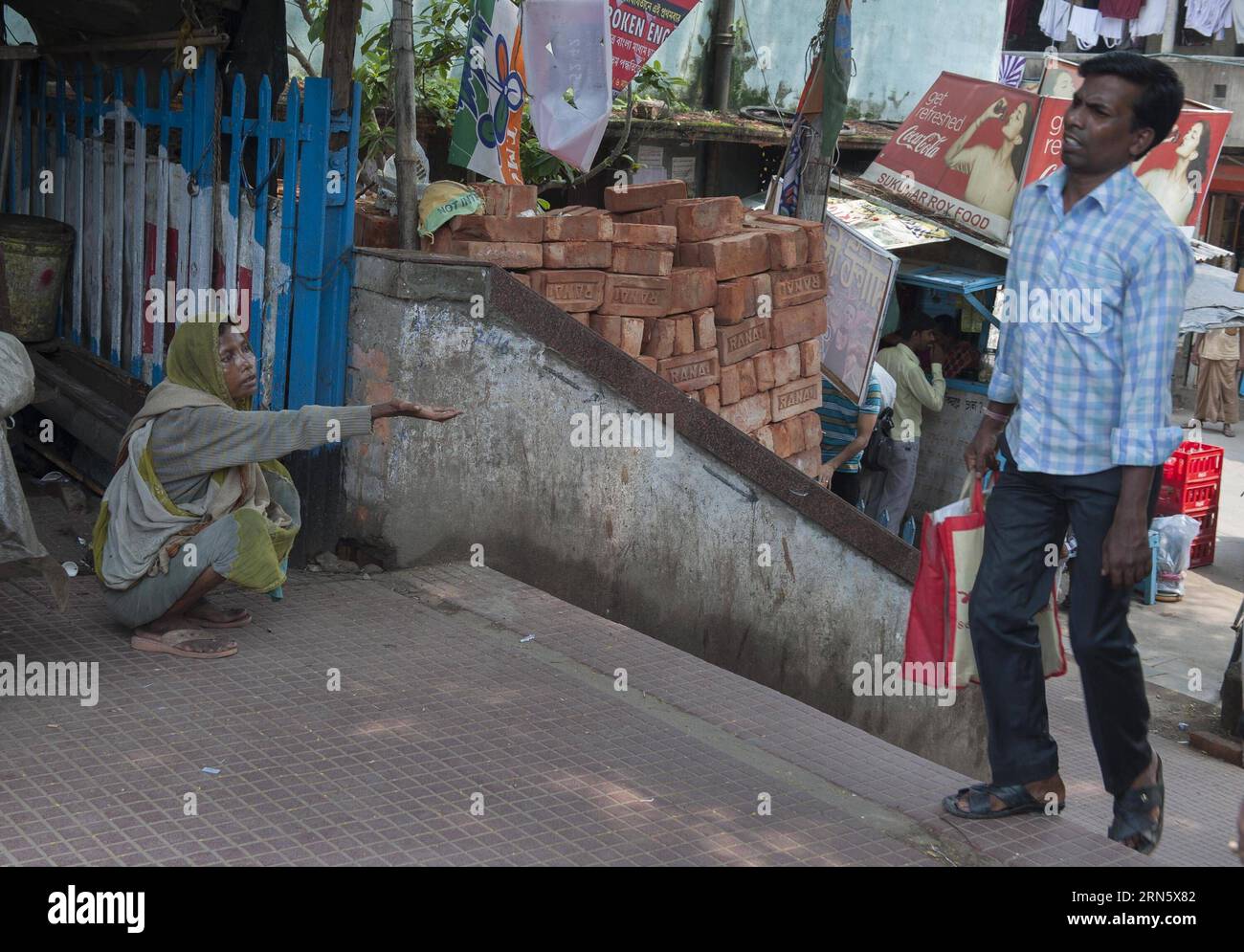 (150705) -- KOLKATA, July 5, 2015 -- An Indian village woman begs for money in Kolkata, capital of eastern Indian state West Bengal, July 4, 2015. India has released new socio-economic and caste census data which covers the period between 2011 and 2013 to show the wealth, living conditions and other details of the country s 1.2 billion people. Nearly one third are landless, and half derive their income mainly from manual labor. ) Authorized by ytfs (WORLD SECTION) INDIA-KOLKATA-CENSUS DATA-POVERTY TumpaxMondal PUBLICATIONxNOTxINxCHN   Kolkata July 5 2015 to Indian Village Woman Begs for Money Stock Photo