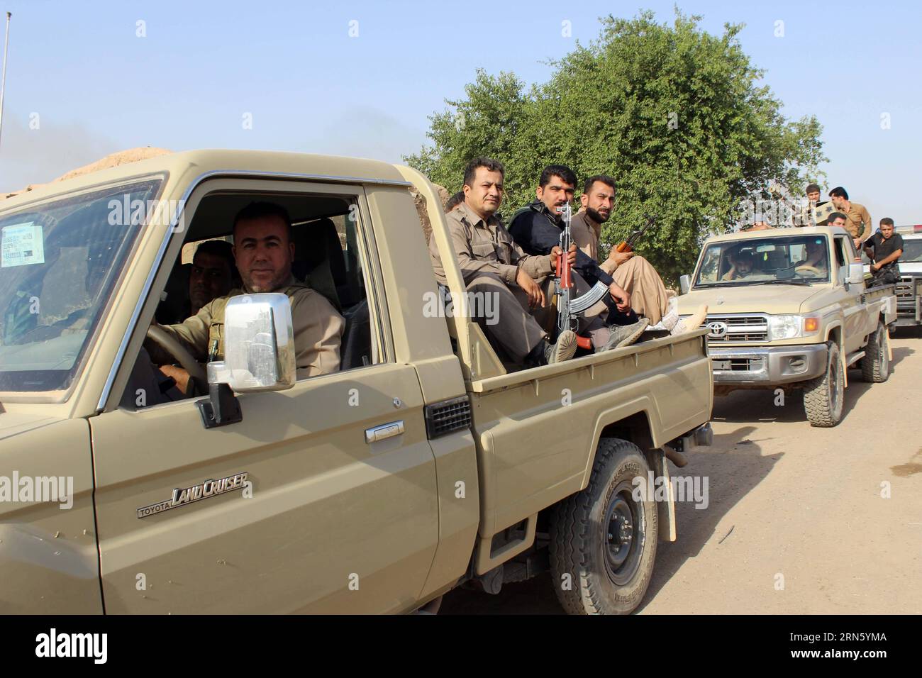 AKTUELLES ZEITGESCHEHEN Kämpfer der Peschmerga im Irak (150706) -- KIRKUK, July 06. 2015 -- Soldiers of Kurdish peshmerga forces sit on a military vehicle on the way to the front line to fight against Islamic State (IS) in the villages of Mujamaa al-Shahid, Mariyam Beg and Murra, which located some 30 km southwest of Kirkuk, north Iraq, July 6, 2015. ) (dzl) IRAQ-KIRKUK-KURDISH SOLDIERS AkoxZangana PUBLICATIONxNOTxINxCHN   News Current events Fighters the Peshmerga in Iraq 150706 Kirkuk July 06 2015 Soldiers of Kurdish Peshmerga Forces Sit ON a Military Vehicle ON The Way to The Front Line to Stock Photo