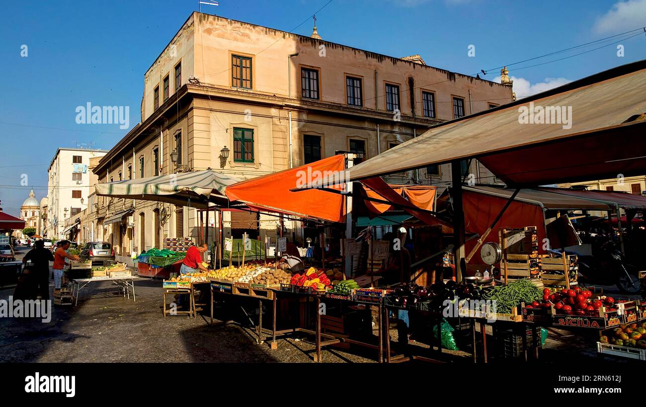 Market stalls, early morning, empty alley, hazs, markets, open air, Palermo, capital, Sicily, Italy Stock Photo