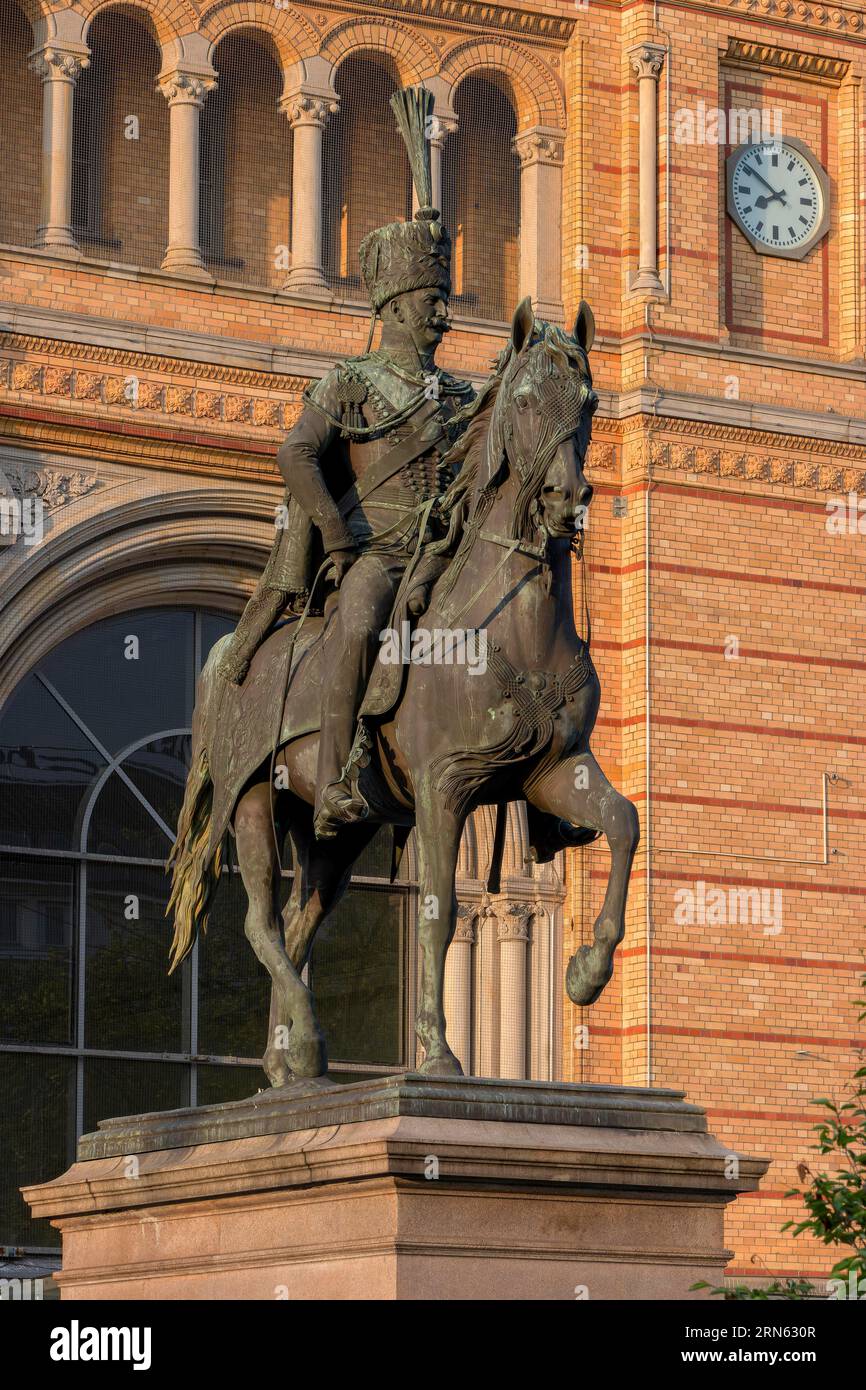 Statue by the train station hi res stock photography and images Alamy