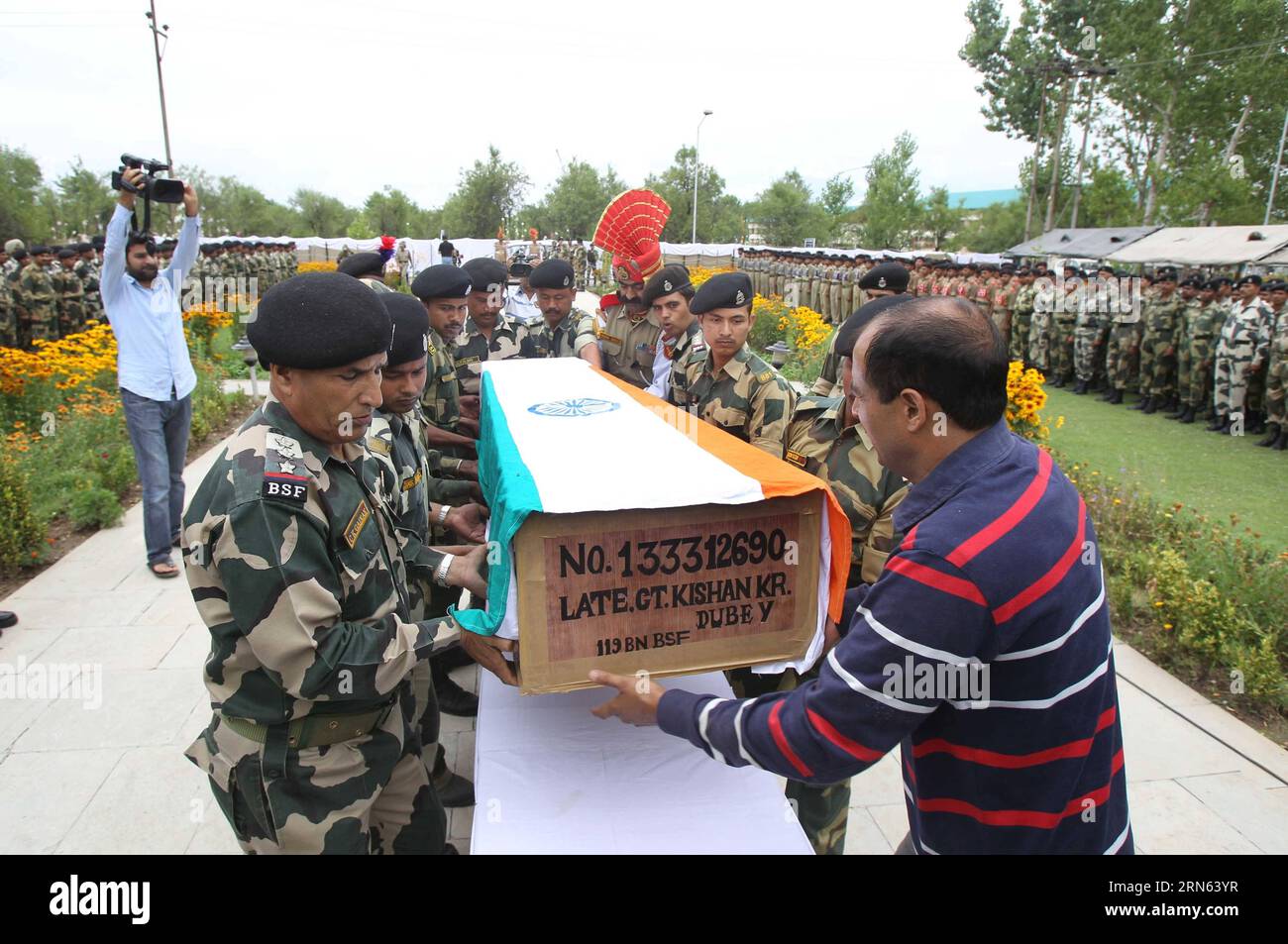 (150710) -- SRINAGAR, July 10, 2015 -- Border guards of India s Border Security Force (BSF) carry the coffin of their colleague at their base camp in Humhama, on the outskirts of Srinagar, summer capital of Indian-controlled Kashmir, on July 10, 2015. A border guard of India s BSF has been killed in firing from Pakistan side on Line of Control (LoC) dividing Kashmir. ) KASHMIR-SRINAGAR-BORDER GUARD-WREATH LAYING JavedxDar PUBLICATIONxNOTxINxCHN   150710 Srinagar July 10 2015 Border Guards of India S Border Security Force BSF Carry The Coffin of their colleague AT their Base Camp in Humhama ON Stock Photo
