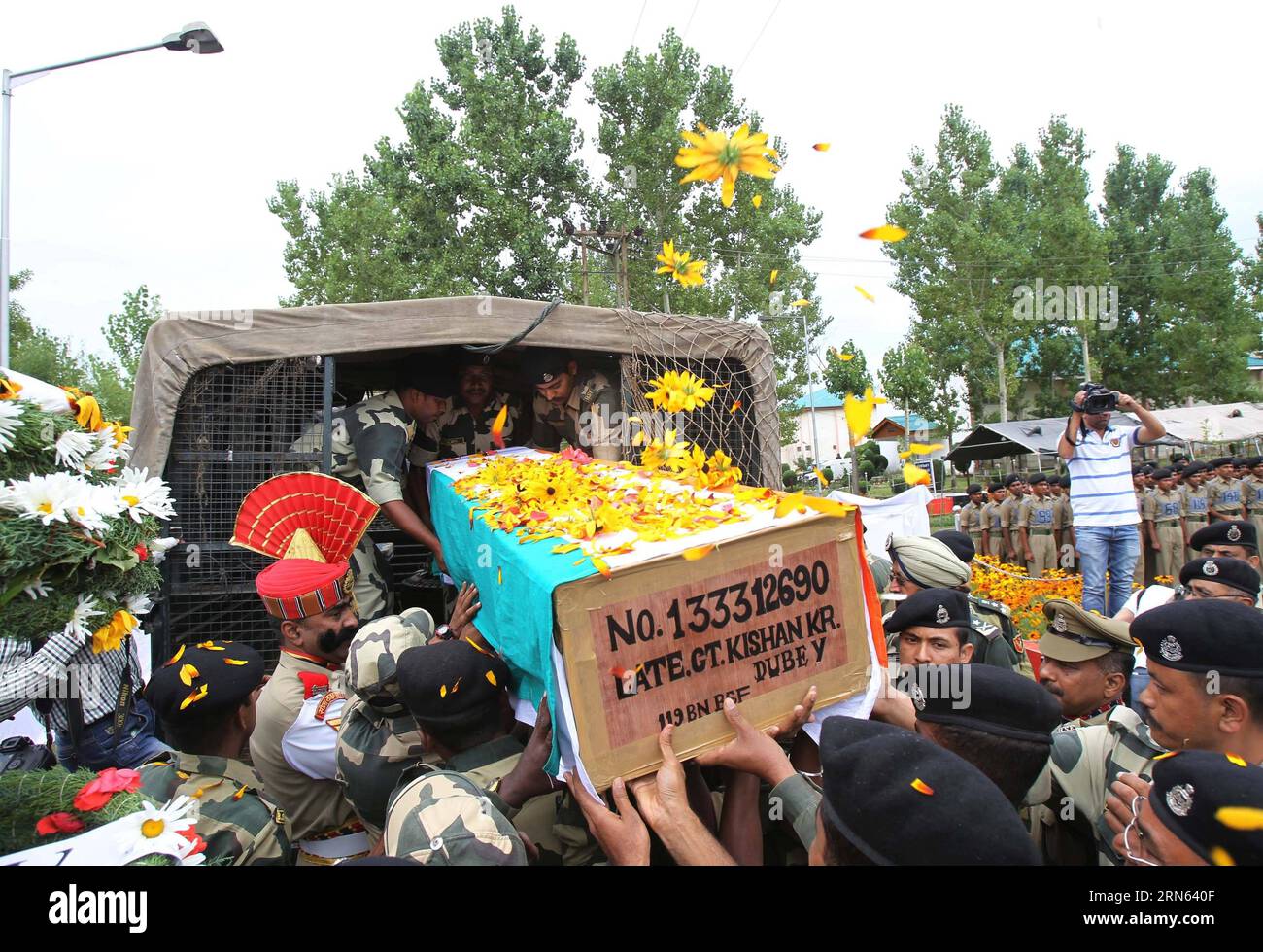(150710) -- SRINAGAR, July 10, 2015 -- Border guards of India s Border Security Force (BSF) carry the coffin of their colleague at their base camp in Humhama, on the outskirts of Srinagar, summer capital of Indian-controlled Kashmir, on July 10, 2015. A border guard of India s BSF has been killed in firing from Pakistan side on Line of Control (LoC) dividing Kashmir. ) KASHMIR-SRINAGAR-BORDER GUARD-WREATH LAYING JavedxDar PUBLICATIONxNOTxINxCHN   150710 Srinagar July 10 2015 Border Guards of India S Border Security Force BSF Carry The Coffin of their colleague AT their Base Camp in Humhama ON Stock Photo