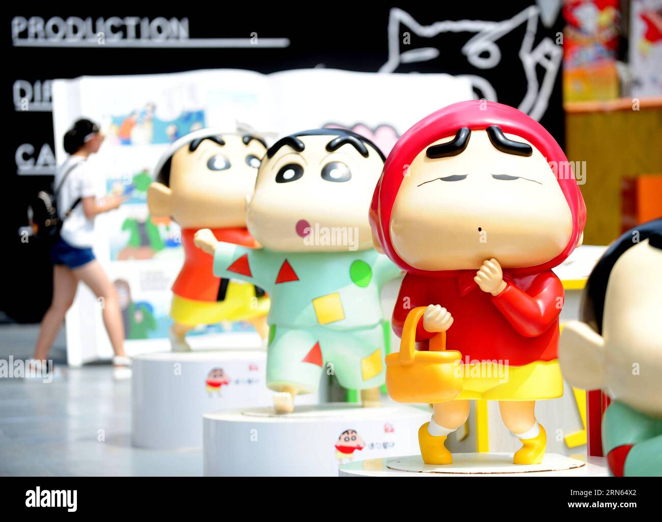 (150711) -- SHENYANG, July 11, 2015 -- A citizen visits an exhibition marking the 25th anniversary of Japanese manga series Crayon Shin-chan in Shenyang, northeast China s Liaoning Province July 11, 2015. Dozens of manga and theatrical version of Crayon Shin-chan and related figures were displayed on the exhibition that opened to public on Saturday. (mcg) CHINA-SHENYANG-CRAYON SHIN-CHAN-25TH ANNIVERSARY(CN) ZhangxWenkui PUBLICATIONxNOTxINxCHN   150 711 Shenyang July 11 2015 a Citizen visits to Exhibition marking The 25th Anniversary of Japanese Manga Series crayon Shin Chan in Shenyang Northea Stock Photo