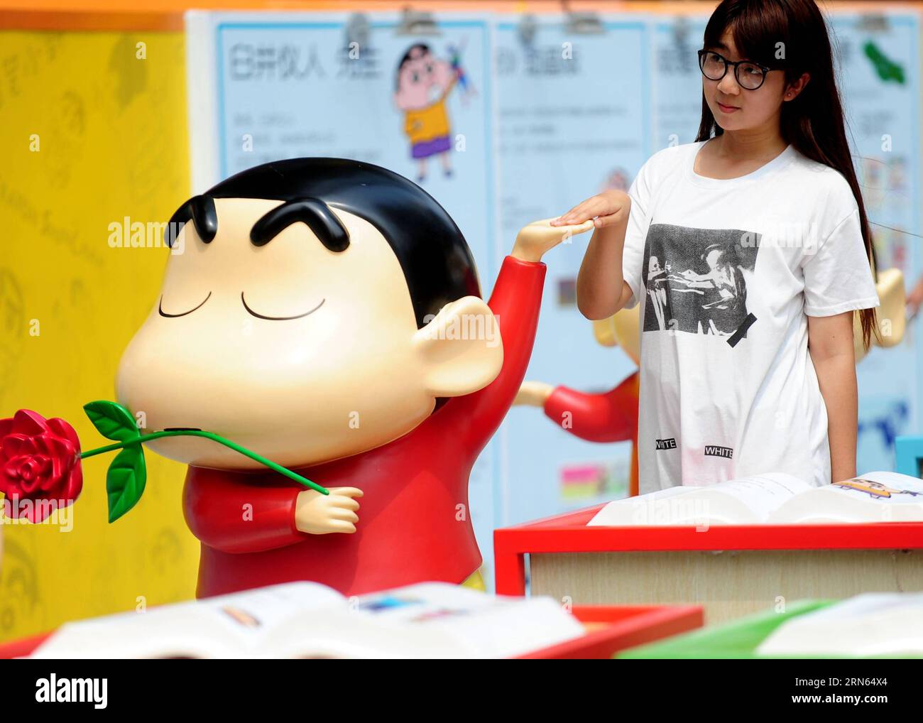 (150711) -- SHENYANG, July 11, 2015 -- A citizen visits an exhibition marking the 25th anniversary of Japanese manga series Crayon Shin-chan in Shenyang, northeast China s Liaoning Province July 11, 2015. Dozens of manga and theatrical version of Crayon Shin-chan and related figures were displayed on the exhibition that opened to public on Saturday. (mcg) CHINA-SHENYANG-CRAYON SHIN-CHAN-25TH ANNIVERSARY(CN) ZhangxWenkui PUBLICATIONxNOTxINxCHN   150 711 Shenyang July 11 2015 a Citizen visits to Exhibition marking The 25th Anniversary of Japanese Manga Series crayon Shin Chan in Shenyang Northea Stock Photo