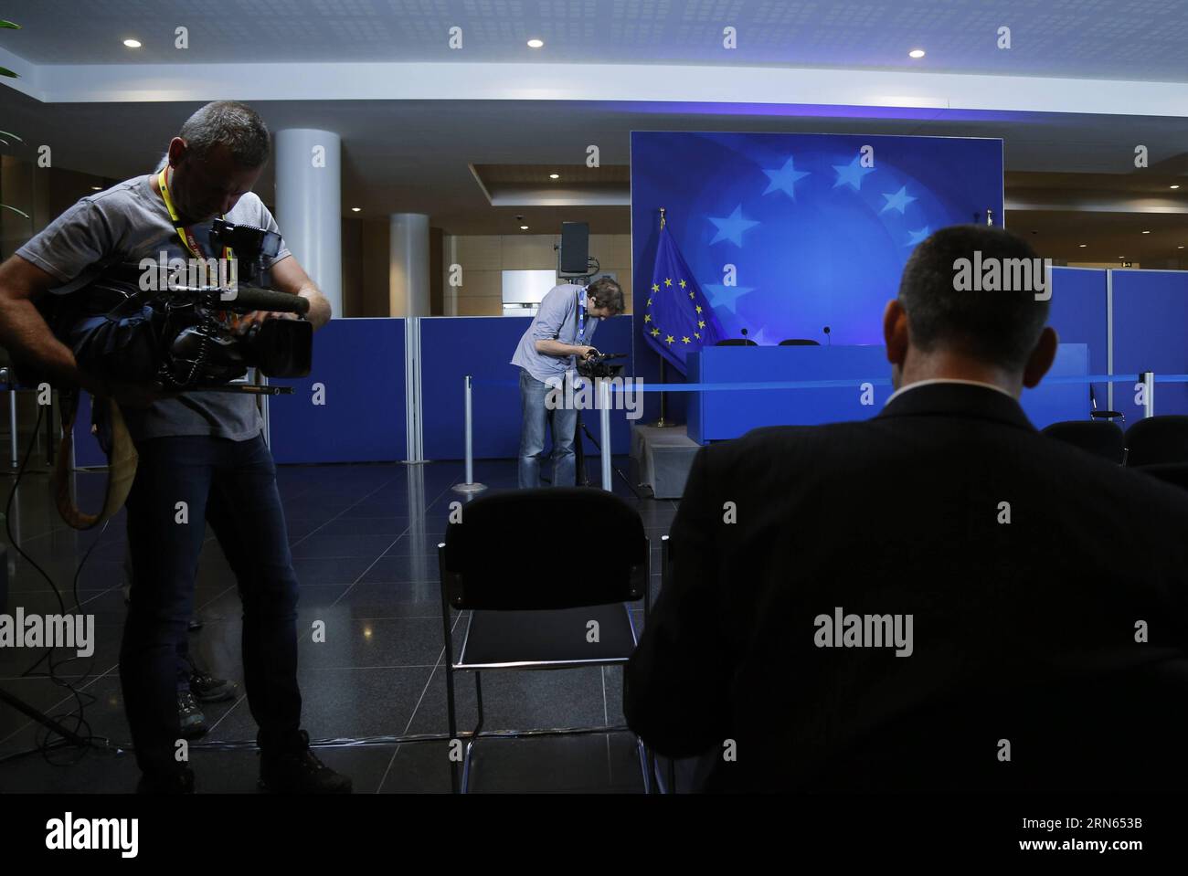 Journalists wait for the press conference after the Eurogroup finance ministers meeting in Brussels, Belgium, July 11, 2015. The Eurogroup meeting ended without agreement on Greek bailout programme early Sunday. Zhou Lei) BELGIUM-GREECE-EUROGROUP ?? PUBLICATIONxNOTxINxCHN   Journalists Wait for The Press Conference After The Euro Group Finance Minister Meeting in Brussels Belgium July 11 2015 The Euro Group Meeting ended without Agreement ON Greek Bailout Programs Early Sunday Zhou Lei Belgium Greece Euro Group PUBLICATIONxNOTxINxCHN Stock Photo