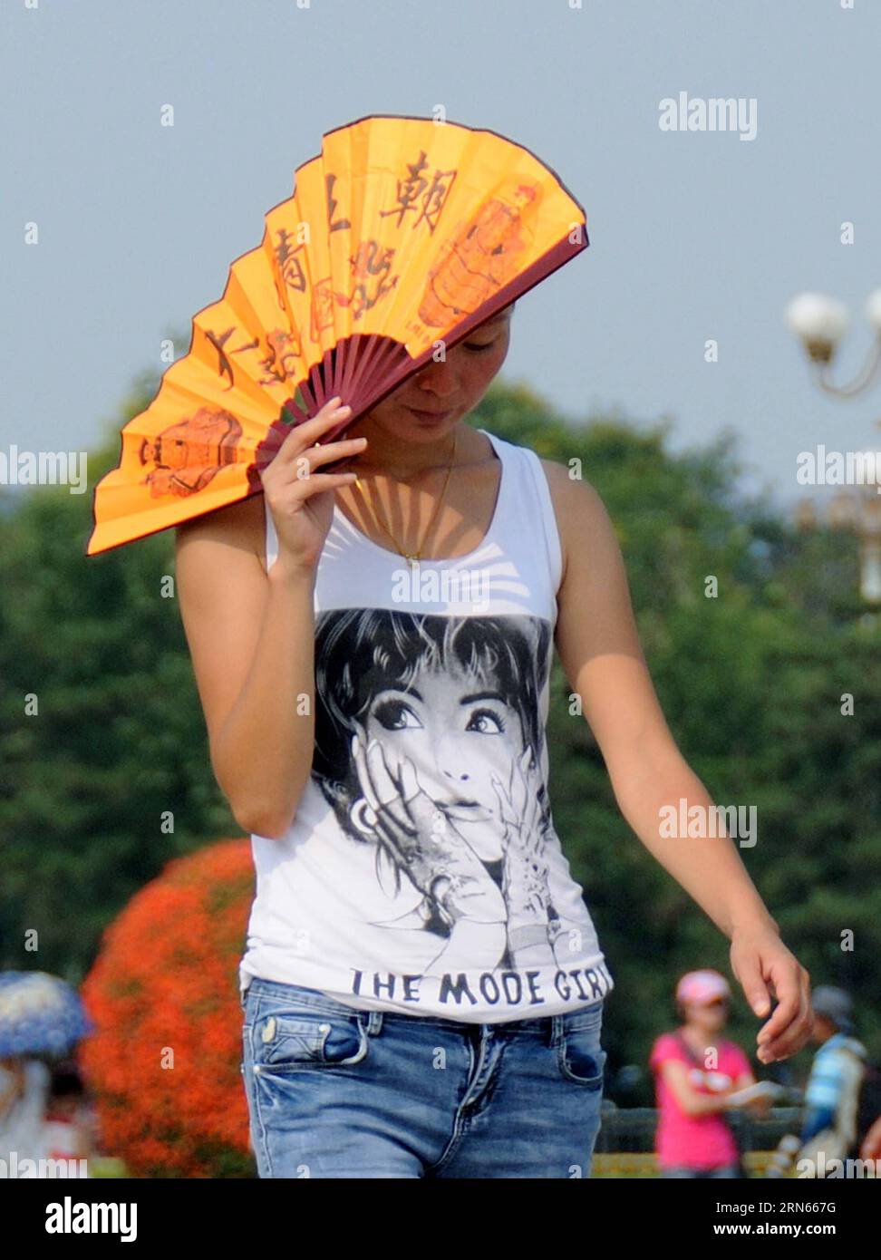 A woman uses a fan to protect herself from the sun in Beijing, capital of China, July 12, 2015. Beijing issued this summer s first heat alert on Sunday as the maximum temperature in the Chinese capital soared above 40 degrees celsius. () (zwx) CHINA-BEIJING-HIGH TEMPERATURE(CN) Xinhua PUBLICATIONxNOTxINxCHN   a Woman Uses a supporter to Protect herself from The Sun in Beijing Capital of China July 12 2015 Beijing issued This Summer S First Heat Alert ON Sunday As The Maximum temperature in The Chinese Capital soared above 40 Degrees Celsius zwx China Beijing High temperature CN XINHUA PUBLICAT Stock Photo
