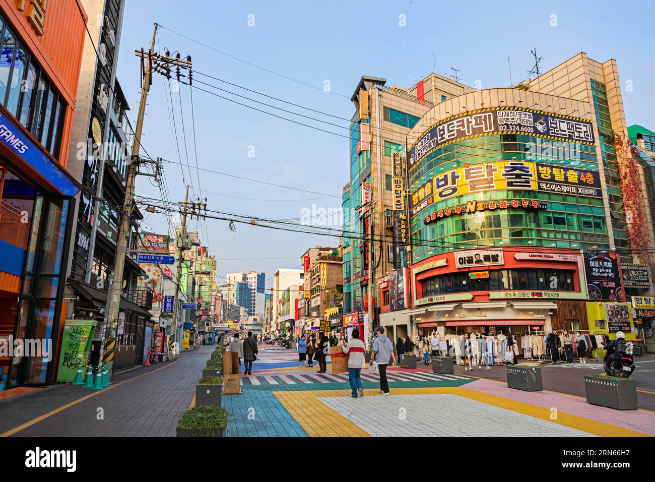 Bars, arcades, restaurants, shops, neon signs, Hongdae student district, Seoul Stock Photo