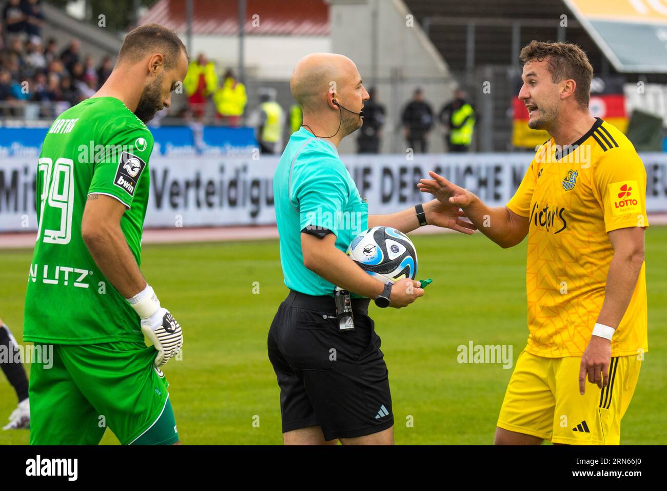 Christian ORTAG (SSV ULM) l. observes referee Nicolas Winter and Julian GUeNTHER-SCHMIDT (1.FC Saarbruecken) reSoccer, Players, Sports Stock Photo