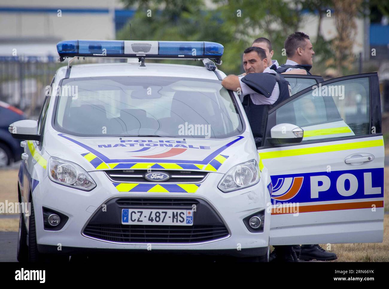 AKTUELLES ZEITGESCHEHEN Geiselnahme bei Paris (150713) -- PARIS, July 13, 2015 -- Police officers stand guard outside the site of a hostage helding in Paris, France, July 13, 2015. About 18 people have been evacuated from the shopping center where gunmen held employees hostage Monday morning in Villeneuve-la-Garenne, west Paris, police said. ) FRANCE-PARIS-HOSTAGE ChenxXiaowei PUBLICATIONxNOTxINxCHN   News Current events Hostage-taking at Paris 150713 Paris July 13 2015 Police Officers stand Guard outside The Site of a Hostage helding in Paris France July 13 2015 About 18 Celebrities have been Stock Photo