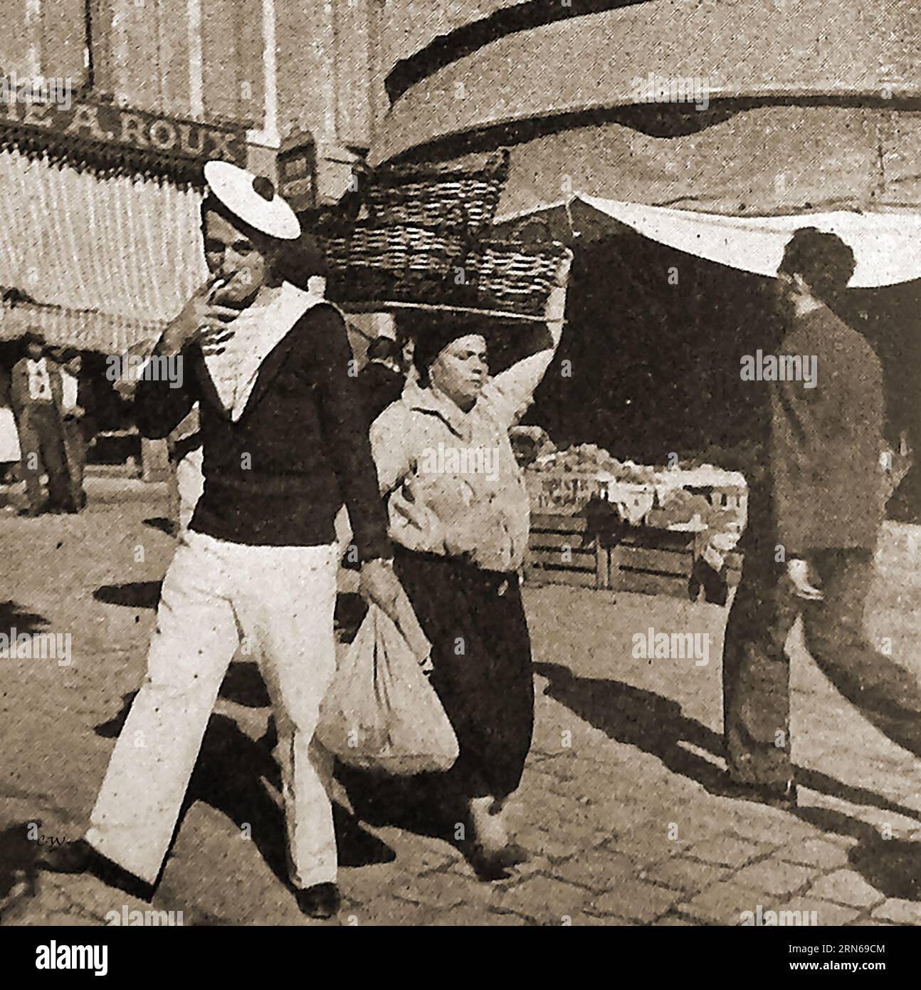 A typical scene on the quay at Marseilles with sailor, France 1939 - Une scène typique sur le quai de Marseille avec un marin, France 1939 Stock Photo