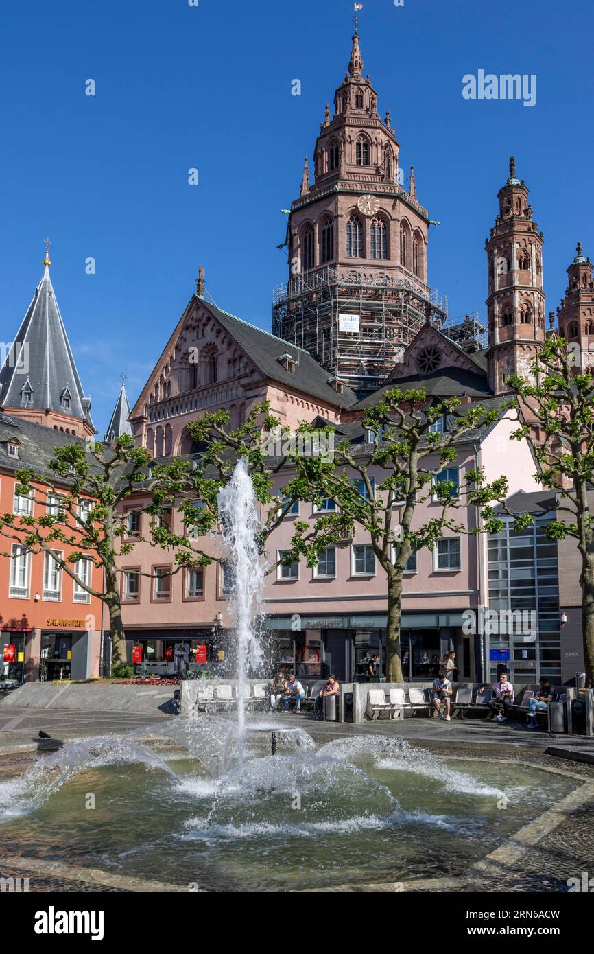 Hoefchenbrunnen and in the background Mainzer Dom St. Martin, Mainz, Rhineland-Palatinate, Germany Stock Photo