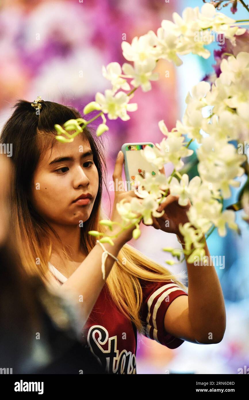 (150721) -- BANGKOK, July 21, 2015 -- A woman takes photos at the 9th Siam Paragon Bangkok Royal Orchid Paradise in Bangkok, Thailand, July 21, 2015. More than 120 types of orchids from all over Thailand were put on show as the 9th Siam Paragon Bangkok Royal Orchid Paradise kicked off Tuesday in Bangkok. )(azp) THAILAND-BANGKOK-ORCHID LixMangmang PUBLICATIONxNOTxINxCHN   150721 Bangkok July 21 2015 a Woman Takes Photos AT The 9th Siam Paragon Bangkok Royal Orchid Paradise in Bangkok Thai country July 21 2015 More than 120 Types of Orchids from All Over Thai country Were Put ON Show As The 9th Stock Photo
