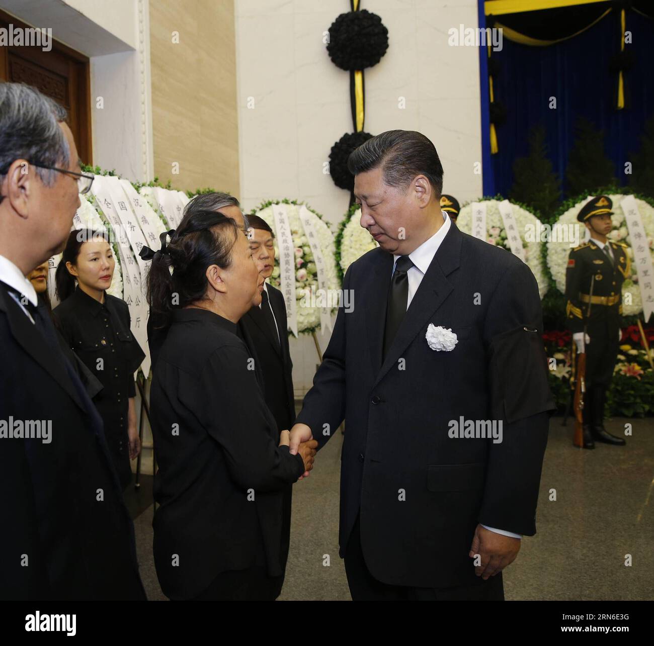 (150722) -- BEIJING, July 22, 2015 -- Chinese President Xi Jinping (R, front) shakes hands with a family member of Wan Li, former chairman of the National People s Congress (NPC) Standing Committee, during Wan s funeral at Babaoshan Revolutionary Cemetery in Beijing, capital of China, July 22, 2015. The body of Wan Li was cremated on Wednesday morning in Beijing. )(mcg) CHINA-BEIJING-WAN LI-CREMATION (CN) JuxPeng PUBLICATIONxNOTxINxCHN   150722 Beijing July 22 2015 Chinese President Xi Jinping r Front Shakes Hands With a Family member of Wan left Former Chairman of The National Celebrities S C Stock Photo