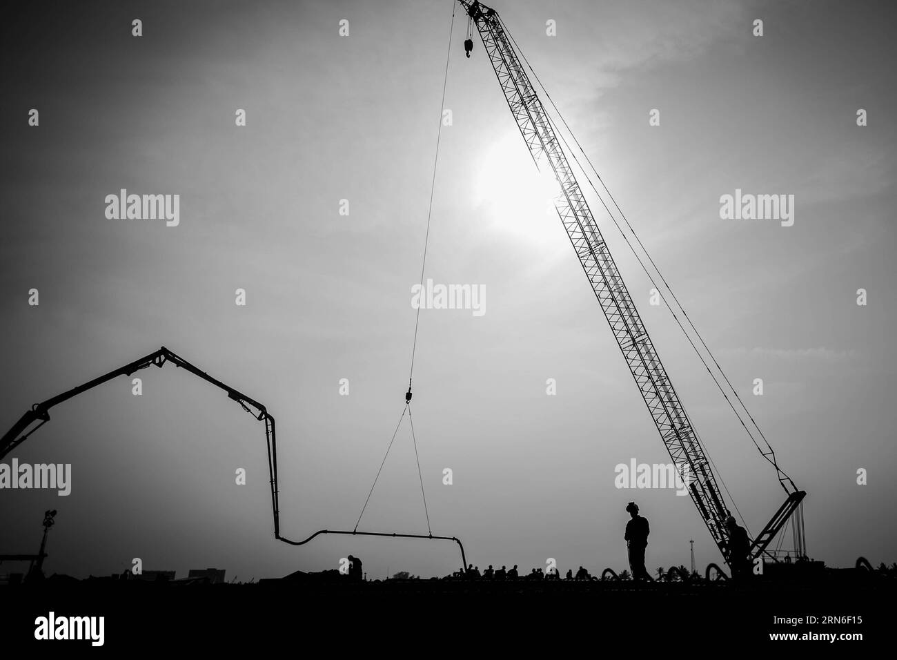 TUXPAN, July 22, 2015 -- Image taken on July 22, 2015 shows a Mexican employee working at the construction site of the Tuxpan Port Terminal in Tuxpan city, Veracruz state, Mexico. Around 90 employees from China and 100 from Mexico have been working for a year in the construction site of the port terminal for containers, vehicles and agricultural material. This is the second construction project made by Chinese company with labor from Chinese and Mexican origins. Pedro Mera) (fnc) MEXICO-TUXPAN-CHINA-INDUSTRY-PORT-FEATURE e PedroxMera PUBLICATIONxNOTxINxCHN   Tuxpan July 22 2015 Image Taken ON Stock Photo