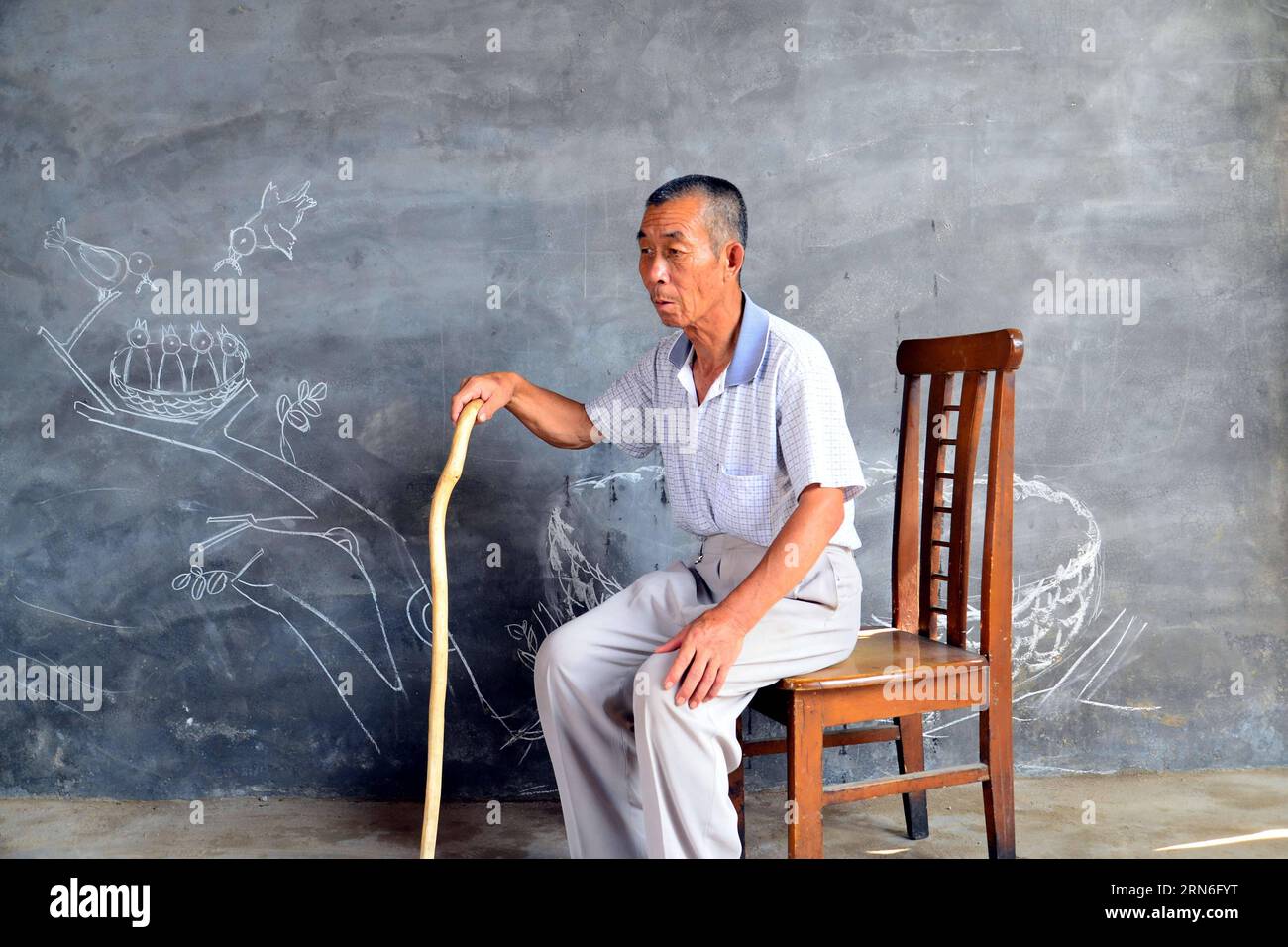 (150725) -- LIAOCHENG, July 25, 2015 -- An old man wants to get together with his children in Suanzili Village of Xiaozhuang County, east China s Shandong Province, July 25, 2015. College students from the Academy of Fine Arts of Liaocheng University came to visit the left-behind children and empty-nest elderly persons, help them express their wish for family reunion with paintings. ) (mp) CHINA-SHANDONG-LIAOCHENG-FAMILY REUNION (CN) ZhaoxYuguo PUBLICATIONxNOTxINxCHN   150725 Liaocheng July 25 2015 to Old Man wants to Get Together With His Children in  Village of Xiaozhuang County East China S Stock Photo