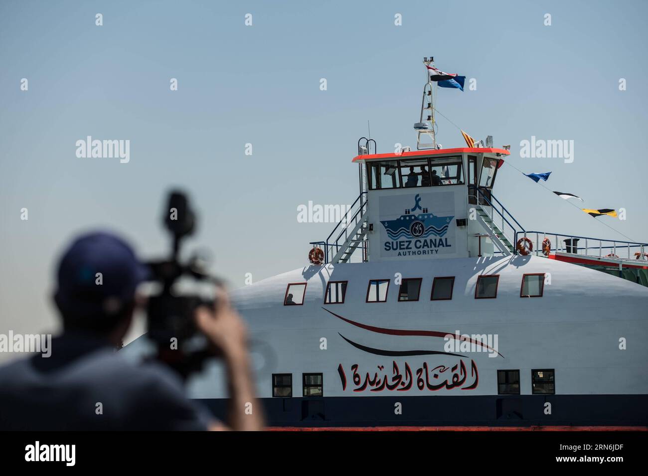 WIRTSCHAFT Ägypten: Neuer Suezkanal fertig gestellt (150729) -- ISMAILIA, July 29, 2015 -- A cameraman takes video clips on the new Suez Canal in Ismailia, a port city in Egypt, on July 29, 2015. The dredging work of Egypt s New Suez Canal has been completed and the waterway is ready as well as safe for huge ship navigation, Mohab Memish, head of the Suez Canal Authority (SCA), told reporters in a press conference Wednesday. ) EGYPT-ISMAILIA-NEW SUEZ CANAL PanxChaoyue PUBLICATIONxNOTxINxCHN   Economy Egypt later Suez Canal ready asked 150729 Ismailia July 29 2015 a cameraman Takes Video Clips Stock Photo