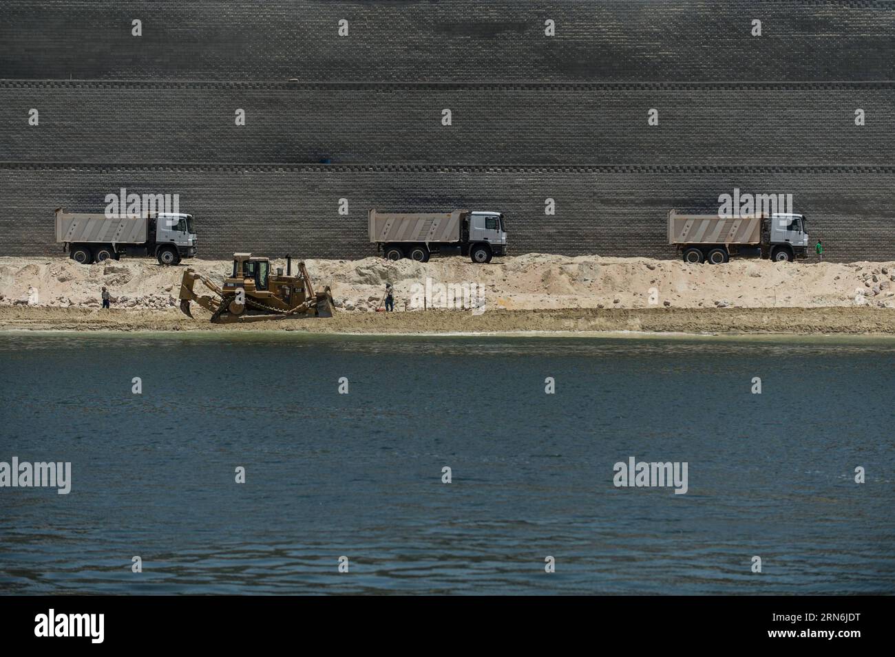 WIRTSCHAFT Ägypten: Neuer Suezkanal fertig gestellt (150729) -- ISMAILIA, July 29, 2015 -- Workers are seen on the construction site of the new Suez Canal in Ismailia, a port city in Egypt, on July 29, 2015. The dredging work of Egypt s New Suez Canal has been completed and the waterway is ready as well as safe for huge ship navigation, Mohab Memish, head of the Suez Canal Authority (SCA), told reporters in a press conference Wednesday. ) EGYPT-ISMAILIA-NEW SUEZ CANAL PanxChaoyue PUBLICATIONxNOTxINxCHN   Economy Egypt later Suez Canal ready asked 150729 Ismailia July 29 2015 Workers are Lakes Stock Photo