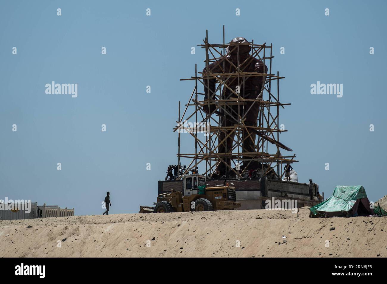 WIRTSCHAFT Ägypten: Neuer Suezkanal fertig gestellt (150729) -- ISMAILIA, July 29, 2015 -- Workers are seen on the construction site of the new Suez Canal in Ismailia, a port city in Egypt, on July 29, 2015. The dredging work of Egypt s New Suez Canal has been completed and the waterway is ready as well as safe for huge ship navigation, Mohab Memish, head of the Suez Canal Authority (SCA), told reporters in a press conference Wednesday. ) EGYPT-ISMAILIA-NEW SUEZ CANAL PanxChaoyue PUBLICATIONxNOTxINxCHN   Economy Egypt later Suez Canal ready asked 150729 Ismailia July 29 2015 Workers are Lakes Stock Photo