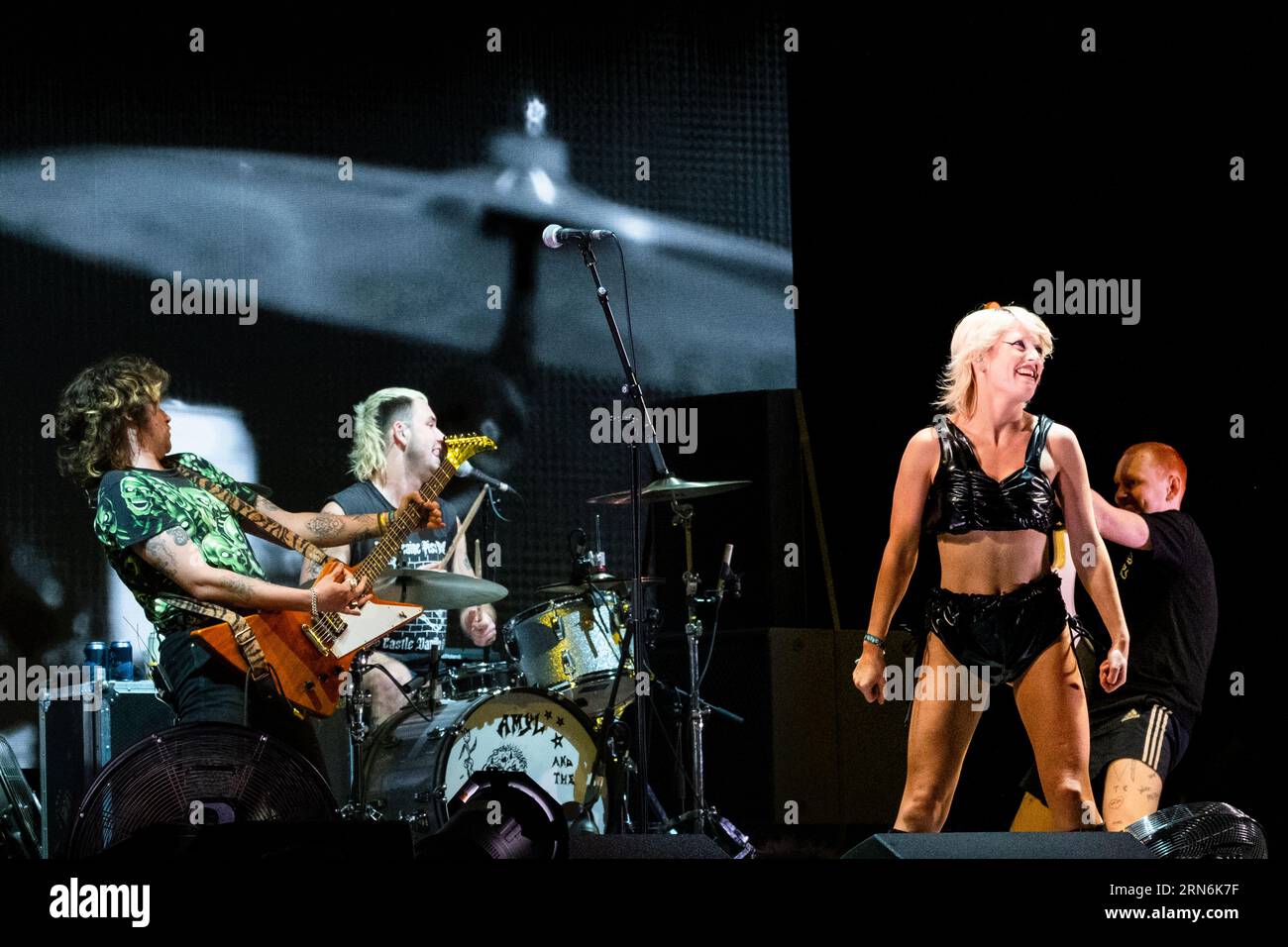 Amyl and the Sniffers – Amy Taylor and whole band – on the Mountain