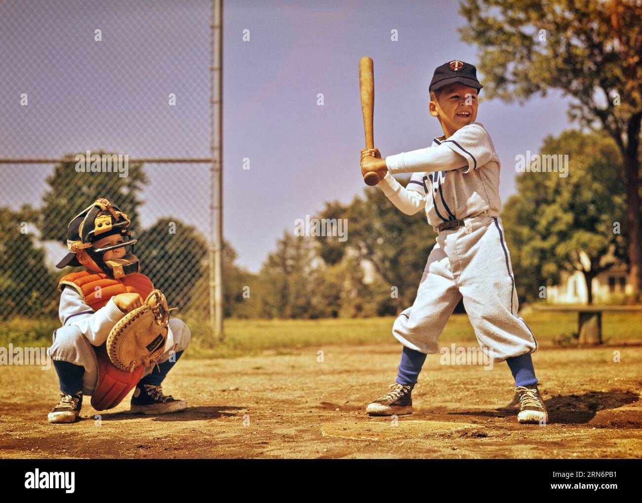 1960s LITTLE LEAGUE BASEBALL GAME BOY AT BAT AND CATCHER READY BEHIND HOME PLATE - kj1585 GRD001 HARS FULL-LENGTH INSPIRATION MALES ATHLETIC ACTIVITY PHYSICAL LITTLE LEAGUE STRENGTH CATCHER AND EXCITEMENT RECREATION PRIDE UNIFORMS ATHLETES FLEXIBILITY MUSCLES BALL GAME BALL SPORT COOPERATION GROWTH JUVENILES BASEBALL BAT CAUCASIAN ETHNICITY OLD FASHIONED Stock Photo